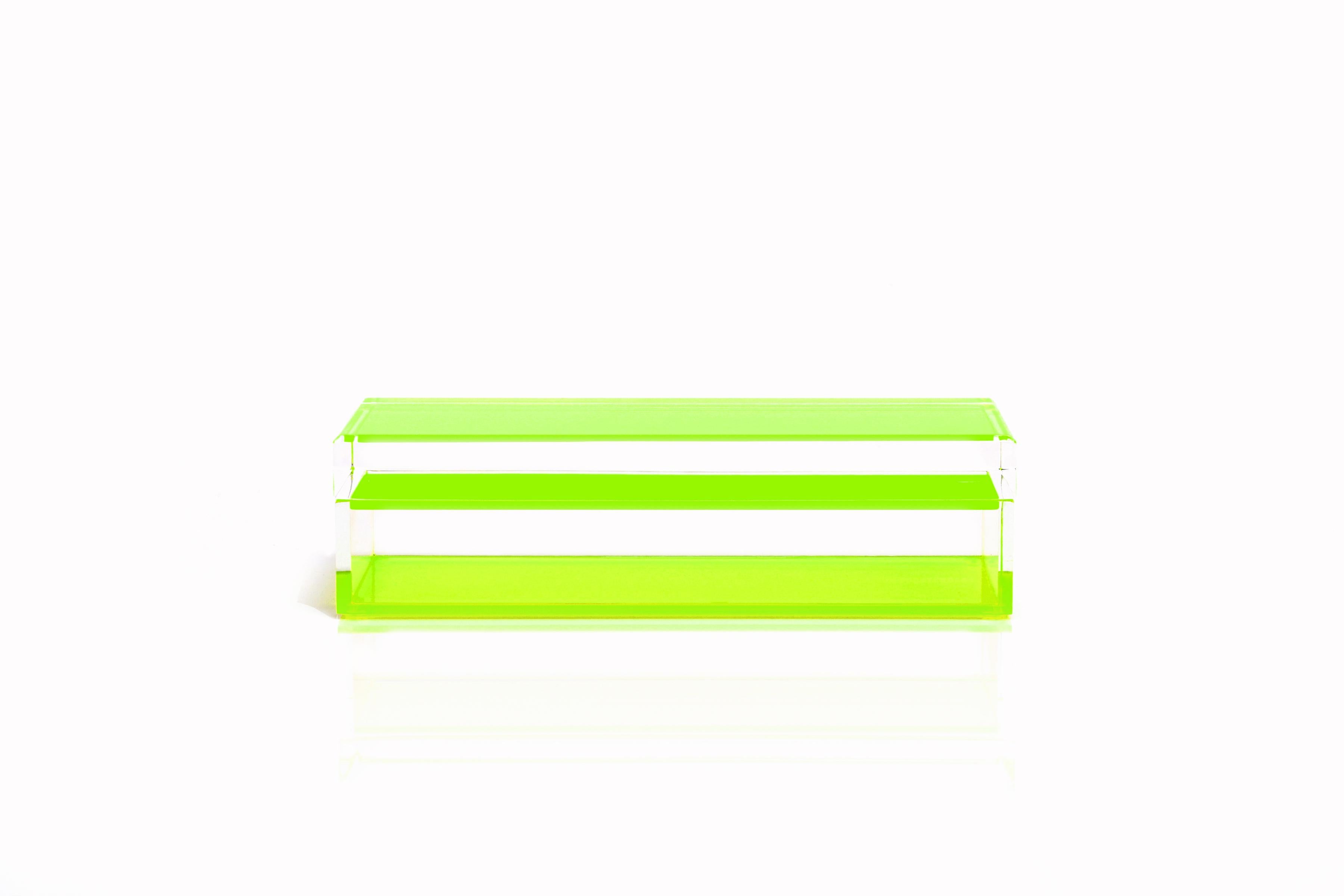 Die Alexandra Von Furstenberg Shorty Box in Grün ist sowohl dekorativ als auch funktional. Mit ihrem schlanken, flachen Design sind diese Boxen vielseitig einsetzbar. Stellen Sie die AVF Shorty Box auf Ihren Couchtisch, um Fernbedienungen