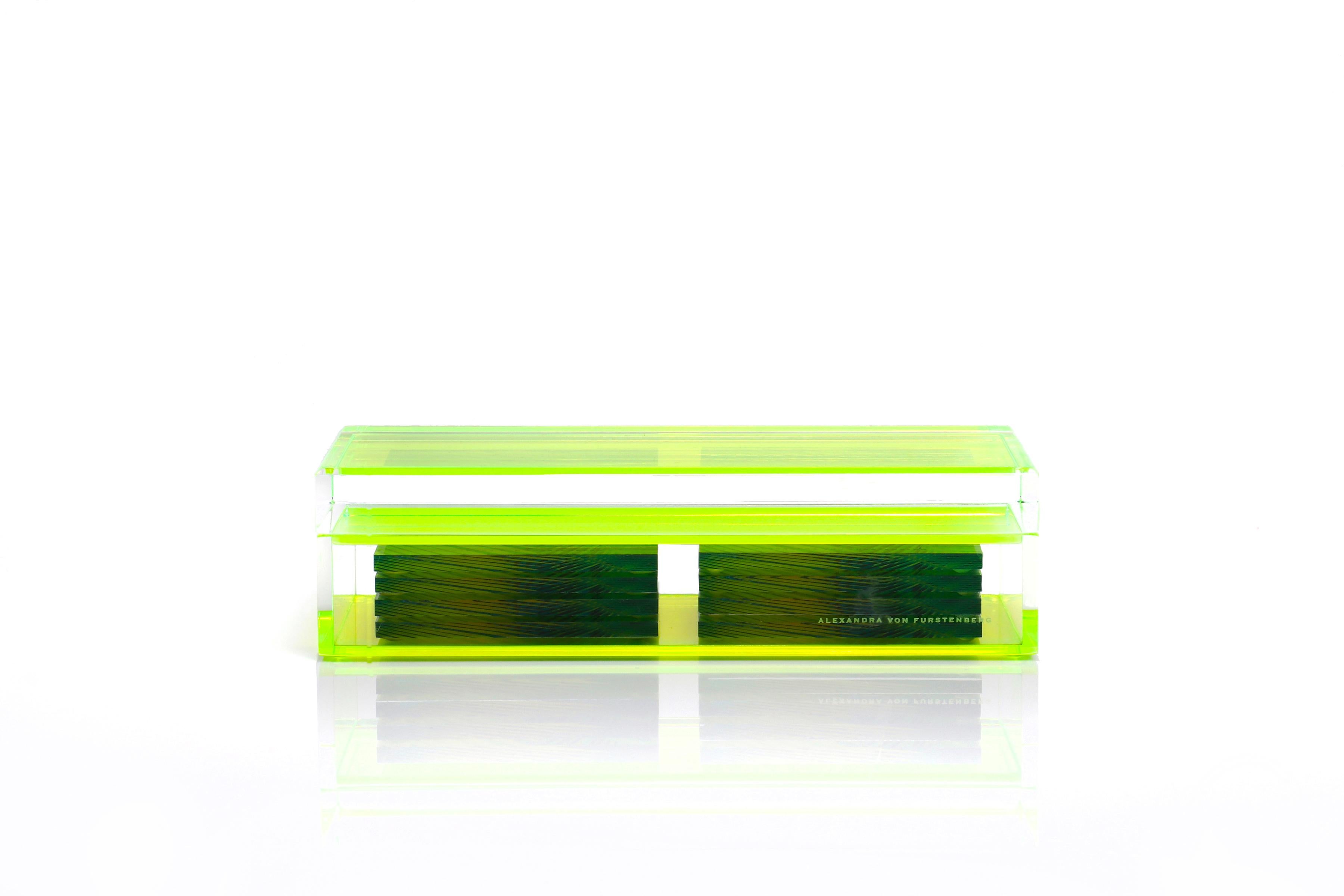 Grüne Shorty-Box aus Acryl von Alexandra Von Furstenberg (Moderne) im Angebot