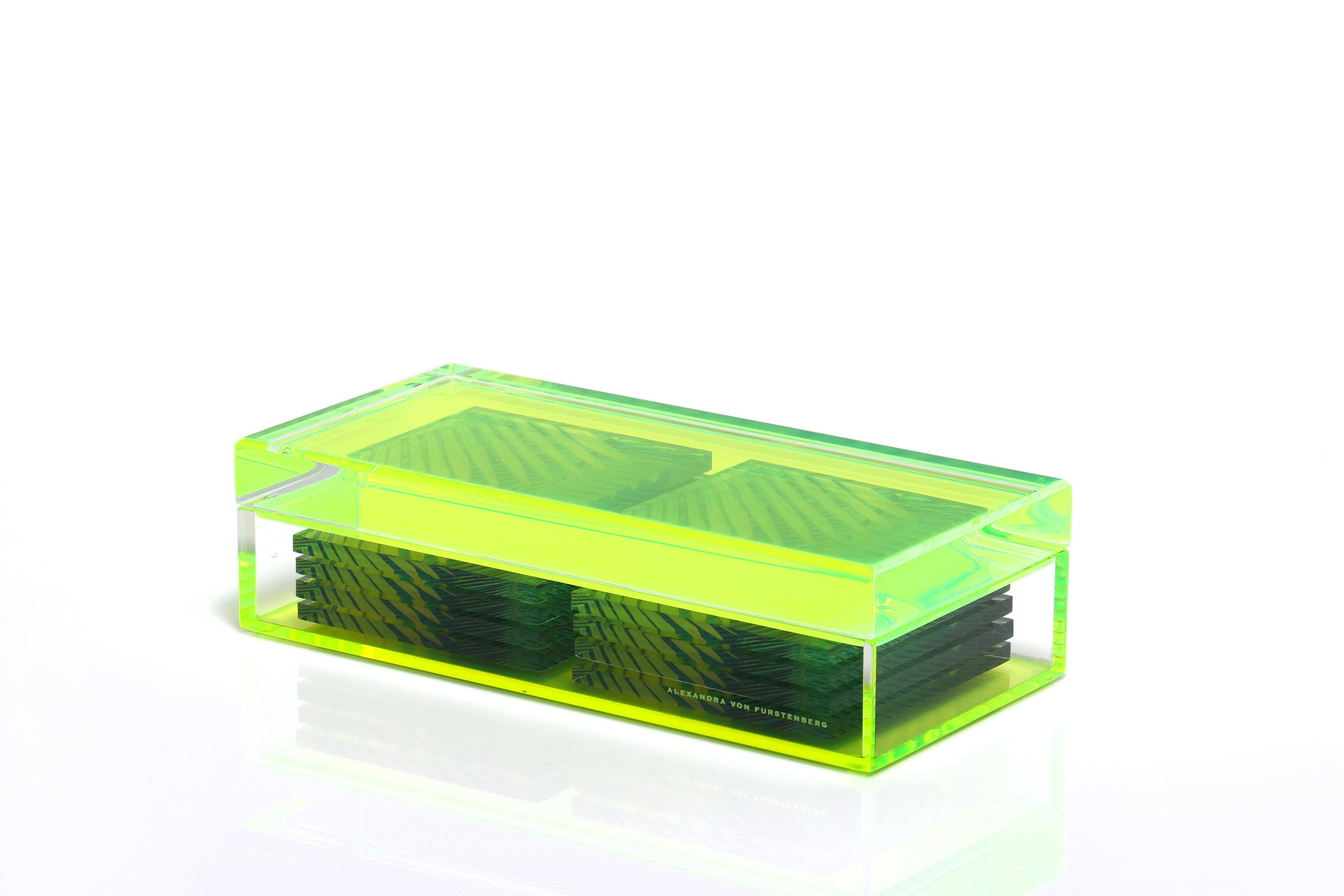 Grüne Shorty-Box aus Acryl von Alexandra Von Furstenberg (Abgeschrägt) im Angebot