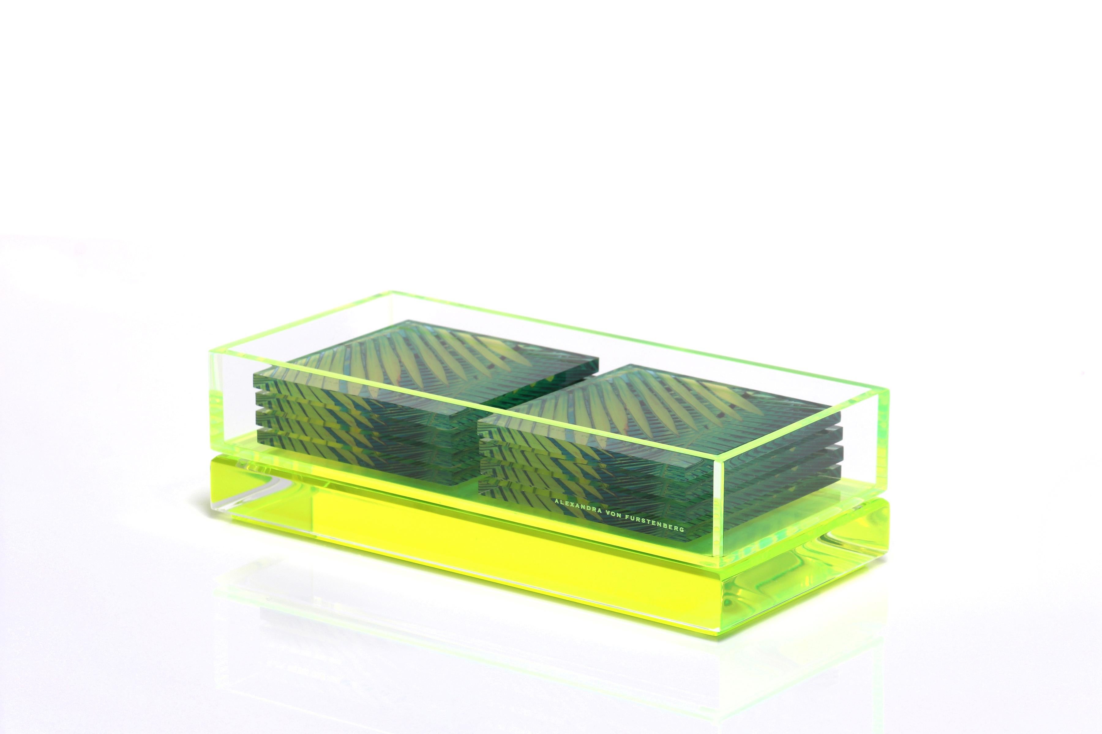 Grüne Shorty-Box aus Acryl von Alexandra Von Furstenberg im Zustand „Neu“ im Angebot in Los Angeles, CA
