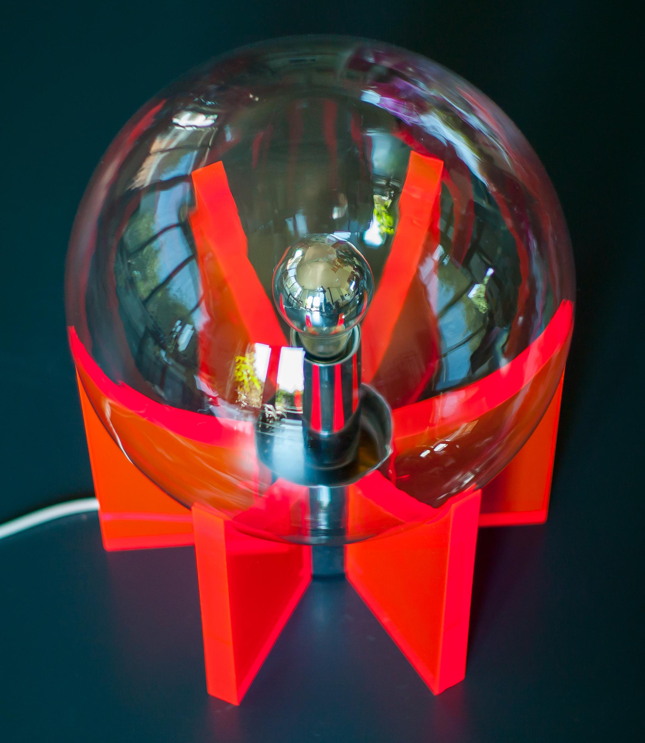 Exceptional large table or floor lamp made of red Lucite with a Murano glass sphere.
Like the King Sun lamp by Gae Aulenti, the light is transmitted beautifully through the acrylic supports.
Made in Italy in a very limited edition, circa