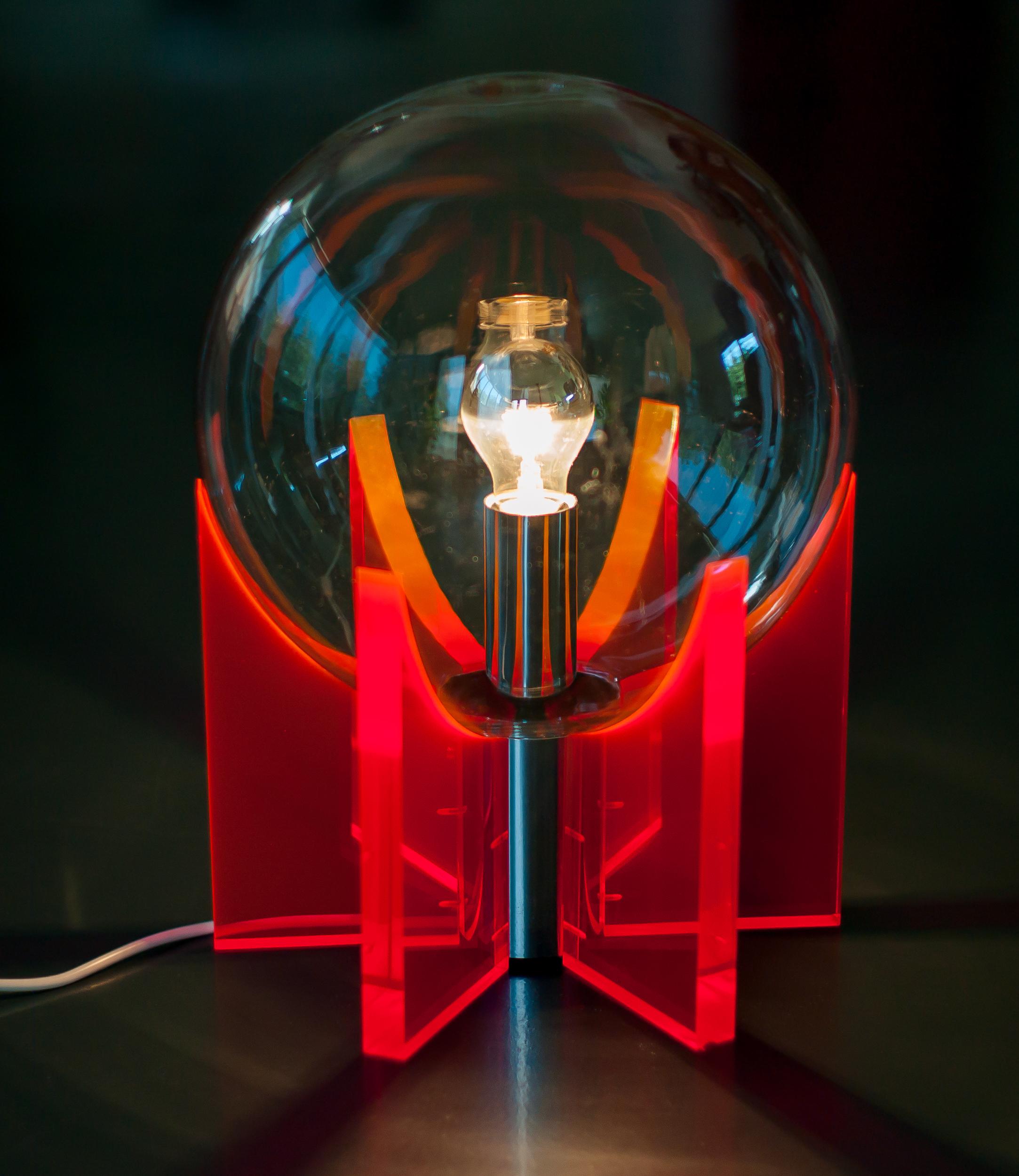 Exceptionnel lampadaire ou lampe de table en Lucite rouge avec une sphère en verre de Murano.
Comme la lampe King Sun de Gae Aulenti, la lumière est magnifiquement transmise par les supports en acrylique.
Fabriqué en Italie en édition très limitée,