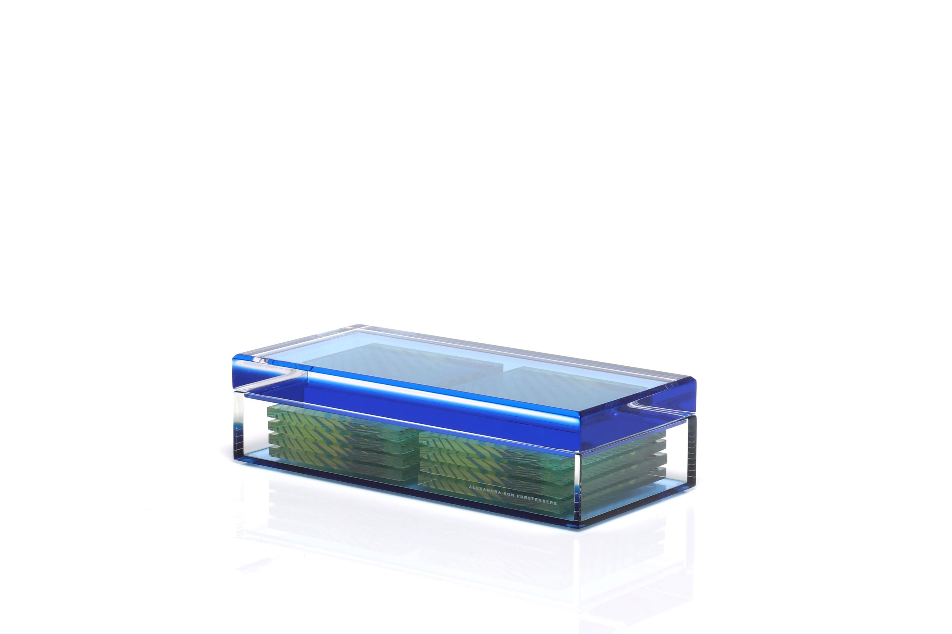 Die Alexandra Von Furstenberg Shorty Box in Lagoon ist sowohl dekorativ als auch funktional. Mit ihrem schlanken, flachen Design sind diese Boxen vielseitig einsetzbar. Stellen Sie die AVF Shorty Box auf Ihren Couchtisch, um Fernbedienungen