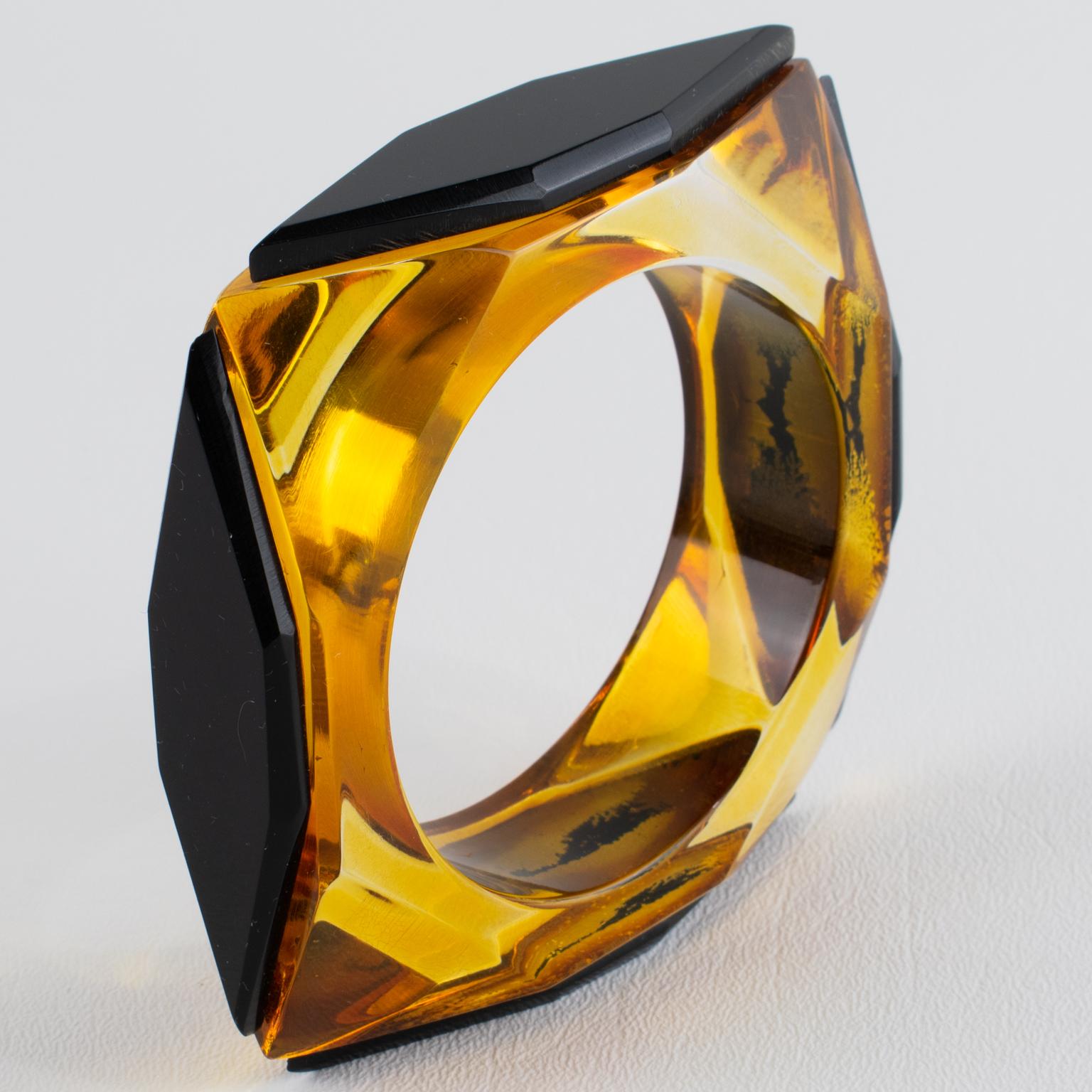 Acrylic Lucite Bracelet Bangle Geometric Pattern in Black and Apple Juice In Excellent Condition For Sale In Atlanta, GA