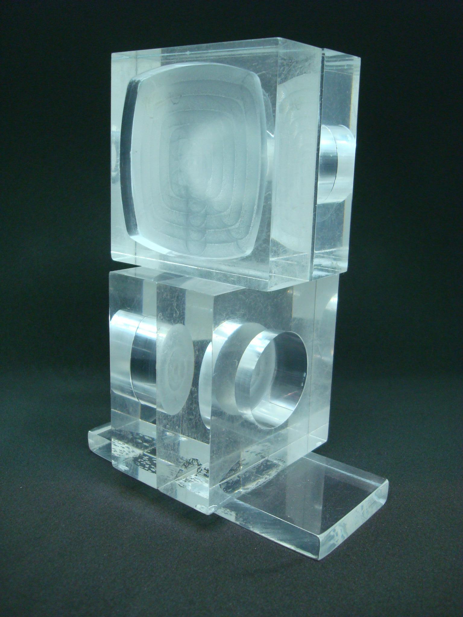 Mid Century / Modern -  Acrylic / Lucite Sculpture Abstract, 1960s For Sale 2