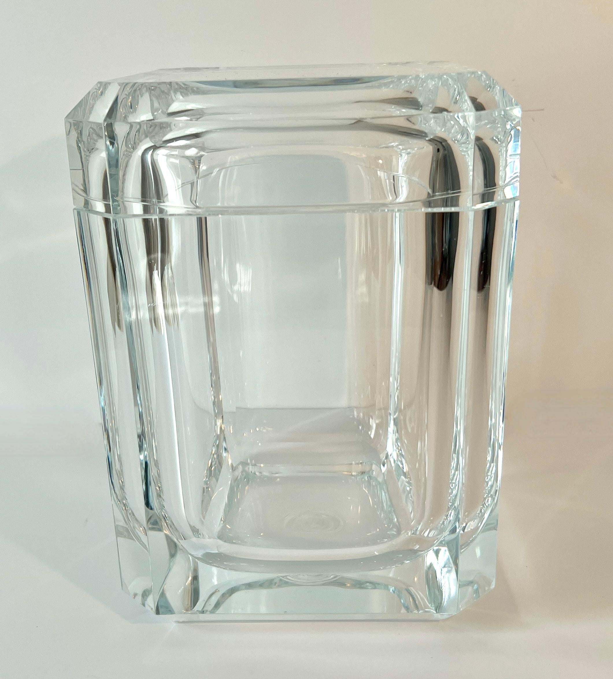 Classico secchiello per il ghiaccio in acrilico del Mid Century Modern.   L'acrilico è dotato di un coperchio girevole e con un rapido tocco il coperchio si sposta permettendo di prendere il ghiaccio!

Il pezzo sfaccettato scintilla sotto le luci