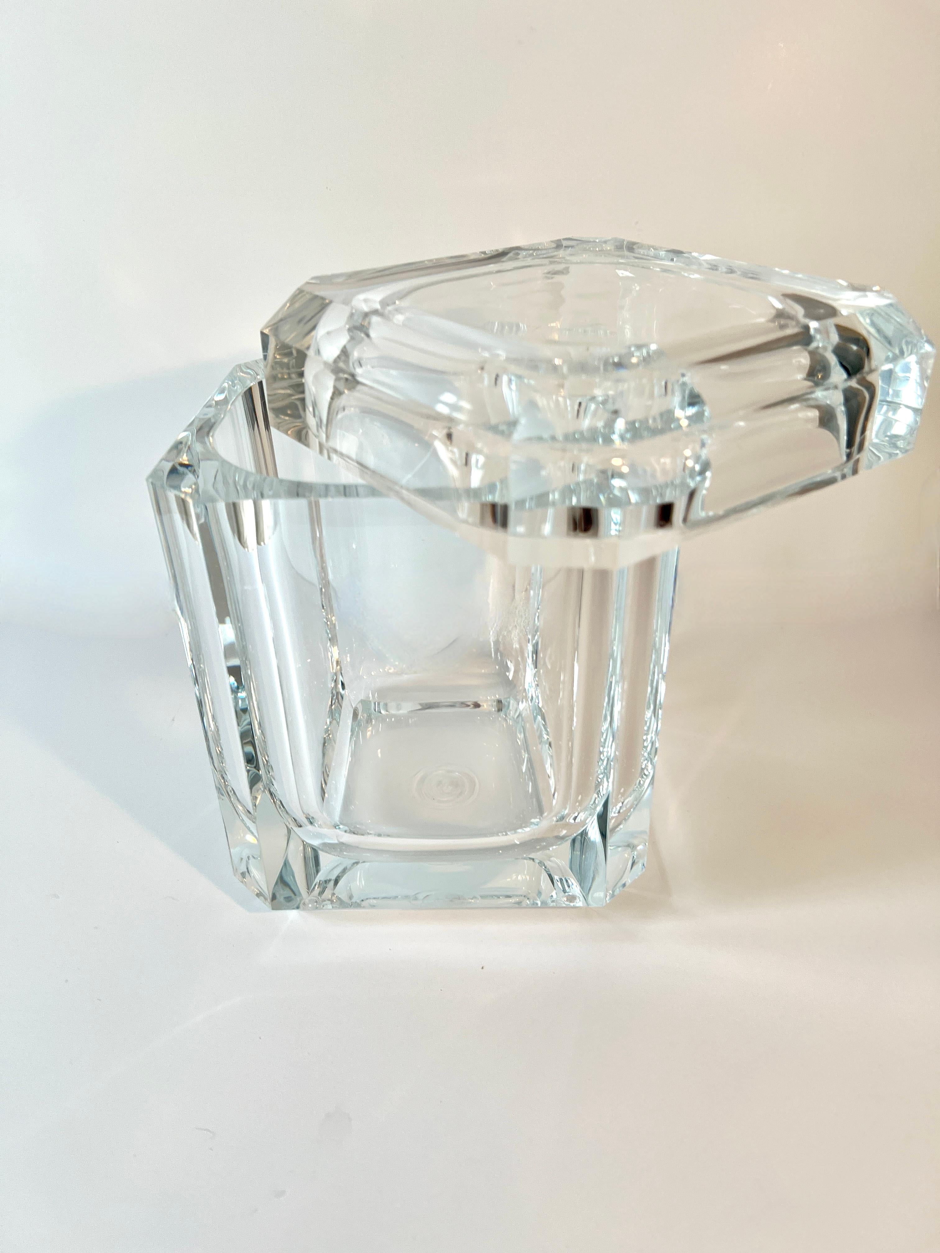 XX secolo Secchiello per il ghiaccio in acrilico del Mid Century Modern con piano girevole in vendita