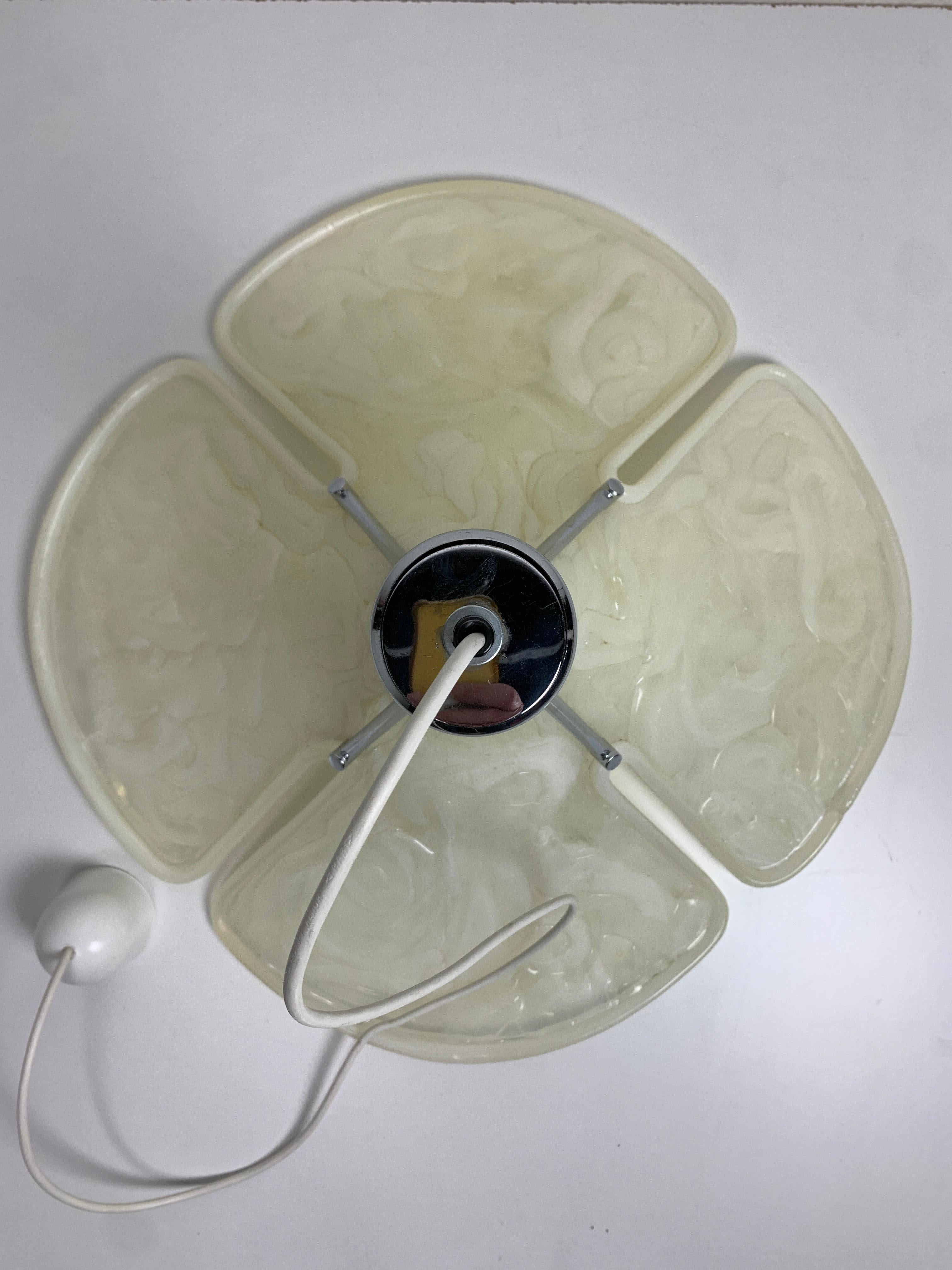 Lampada a sospensione a forma di trifoglio in acrilico di Murano, anni '70 in vendita 3
