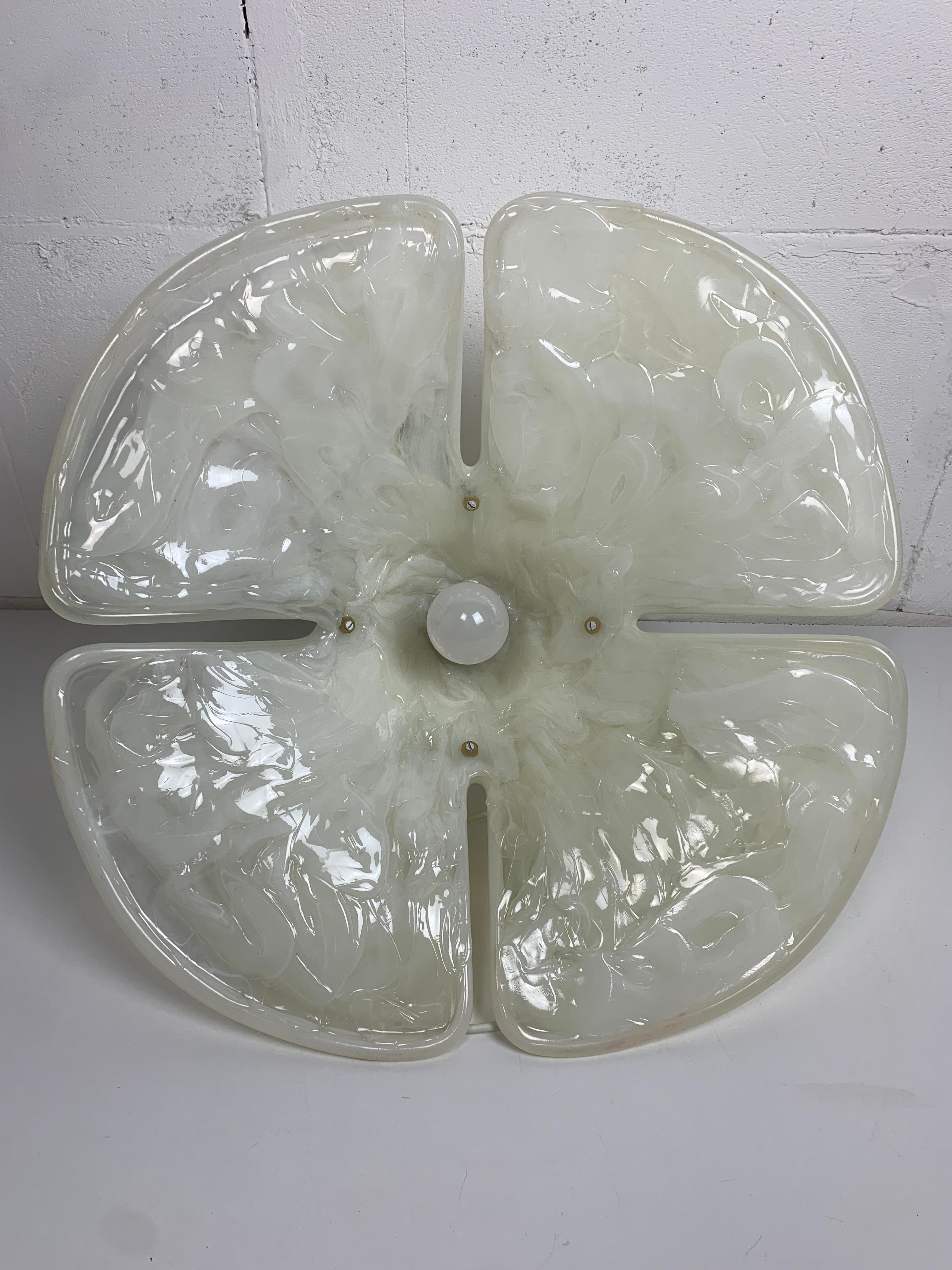 Lampada a sospensione a forma di trifoglio in acrilico di Murano, anni '70 in vendita 5