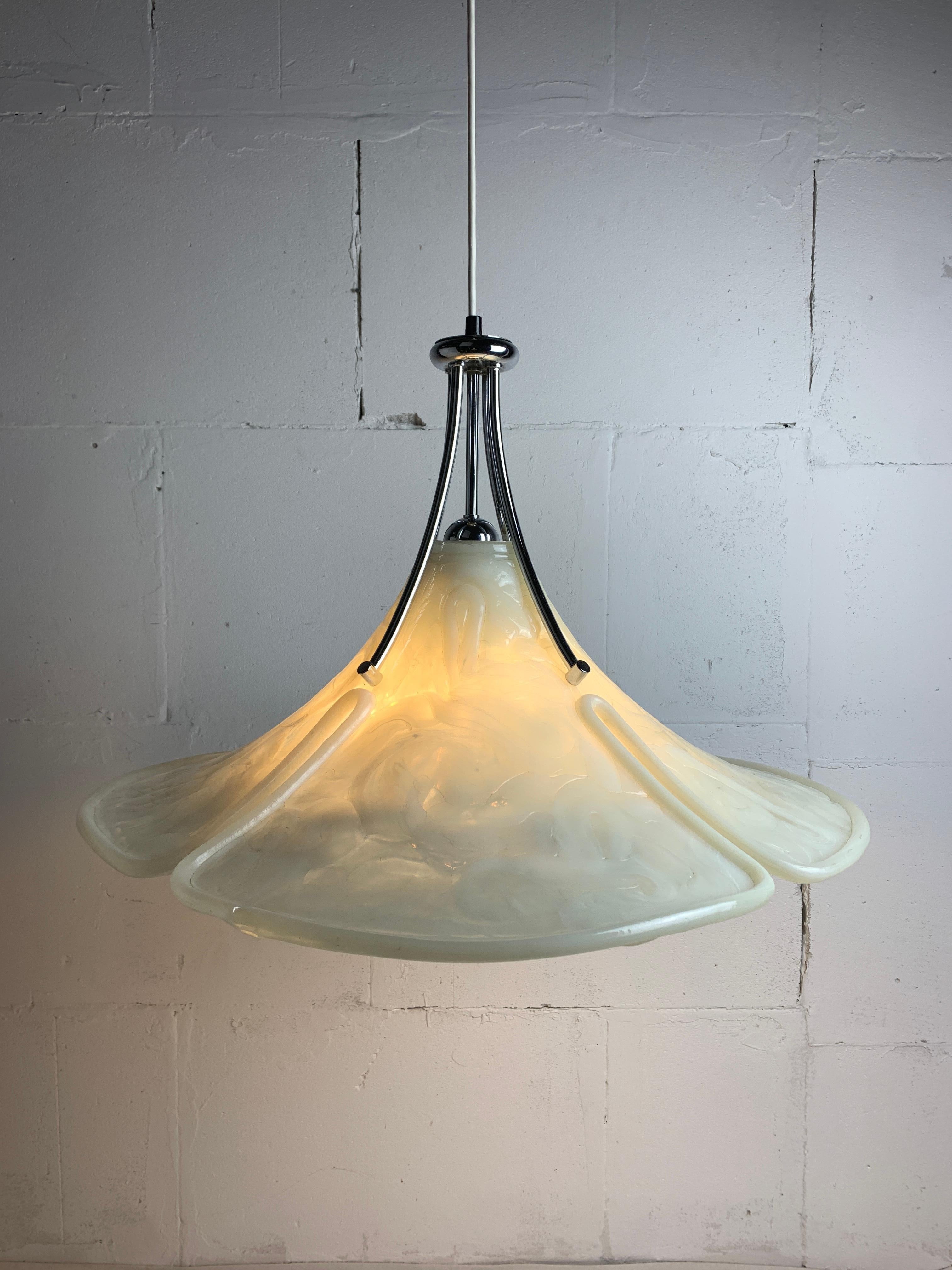 Lampada a sospensione a forma di trifoglio in acrilico di Murano, anni '70 in vendita 6