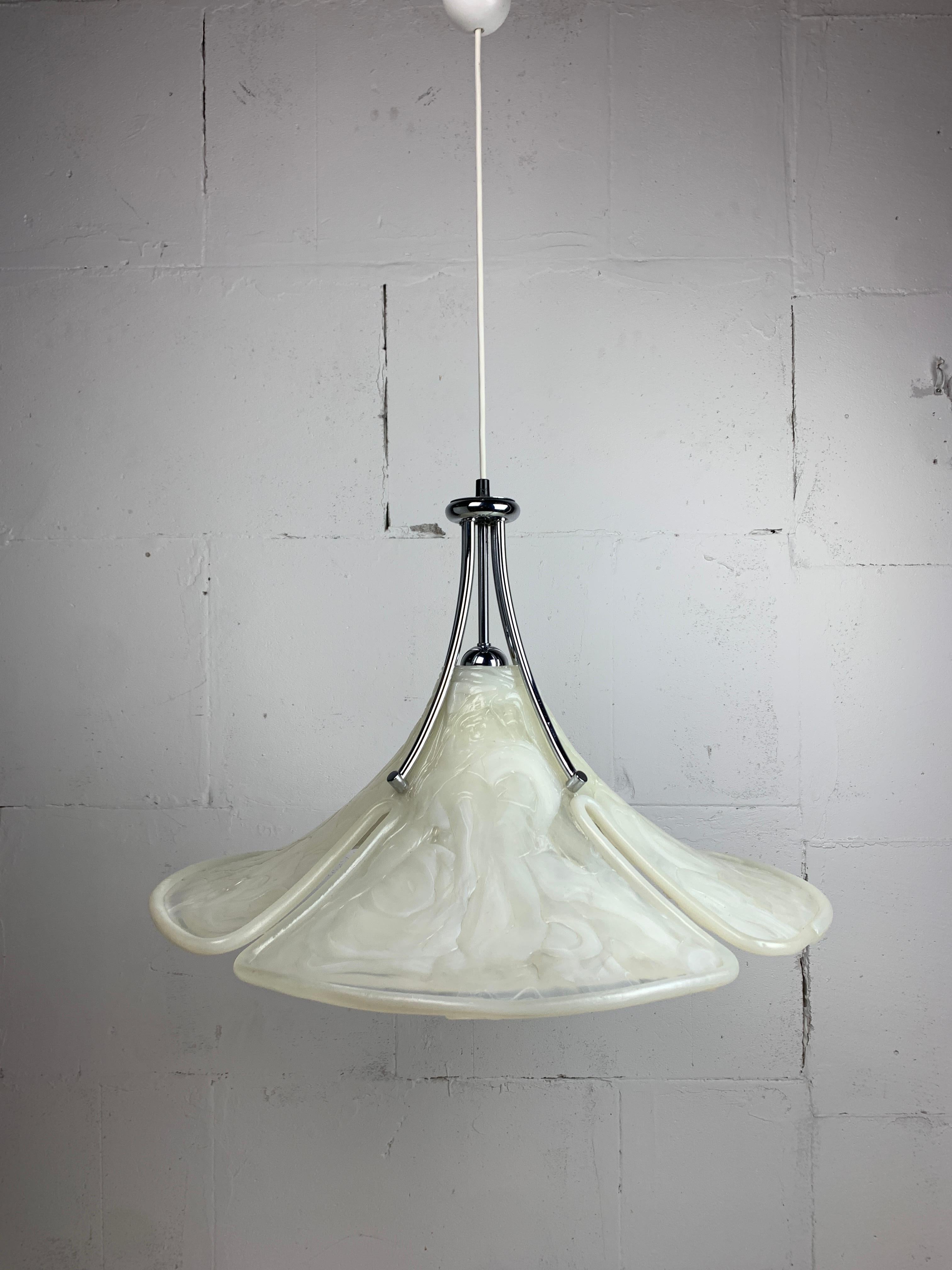 Splendido ciondolo a forma di tulipano o trifoglio di Cosack Leuchten, Germania anni '70. Questa lampada è nata con un cavo a strappo, ma è stata modificata e ora è cablata con un cavo generico. È stata ricablata ed è dotata di una lampadina E27. La