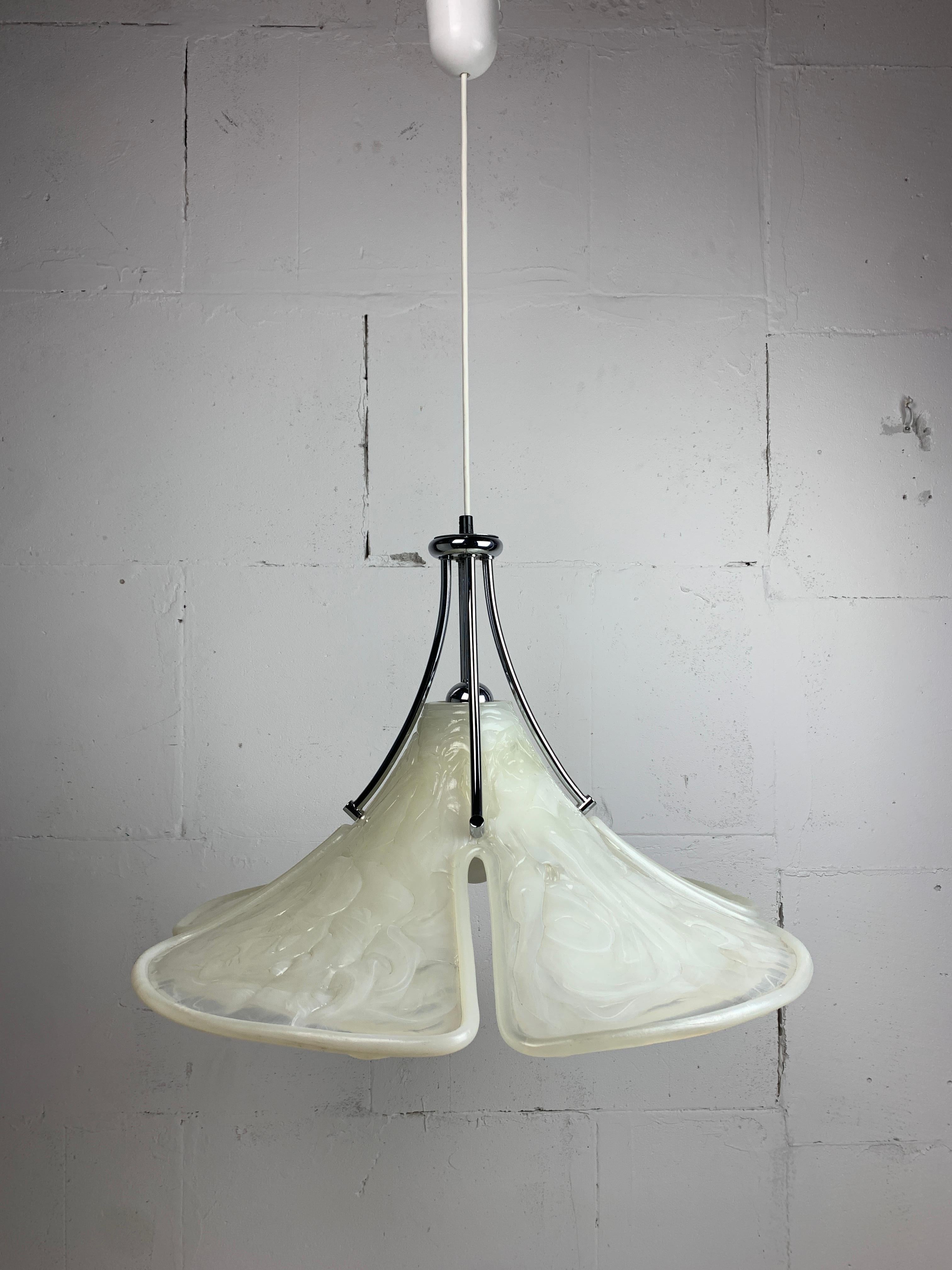 Lampada a sospensione a forma di trifoglio in acrilico di Murano, anni '70 in vendita 2