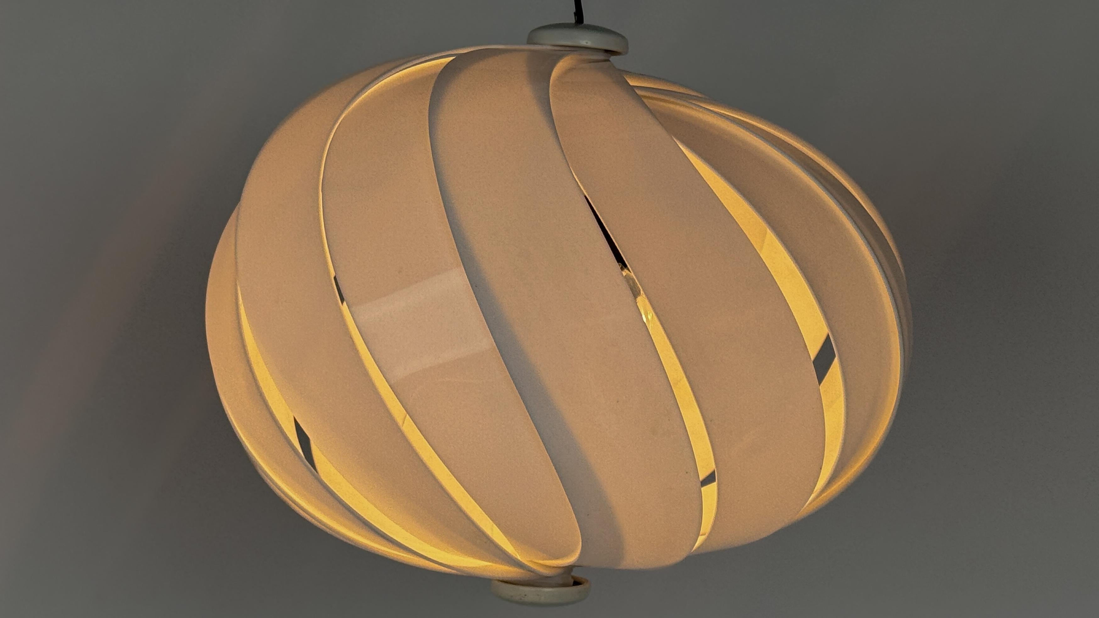 Mid-Century moderno Lampada a sospensione in acrilico 'Alicante' Emanuele Ponzio per Harvey Guzzini, anni '60 in vendita