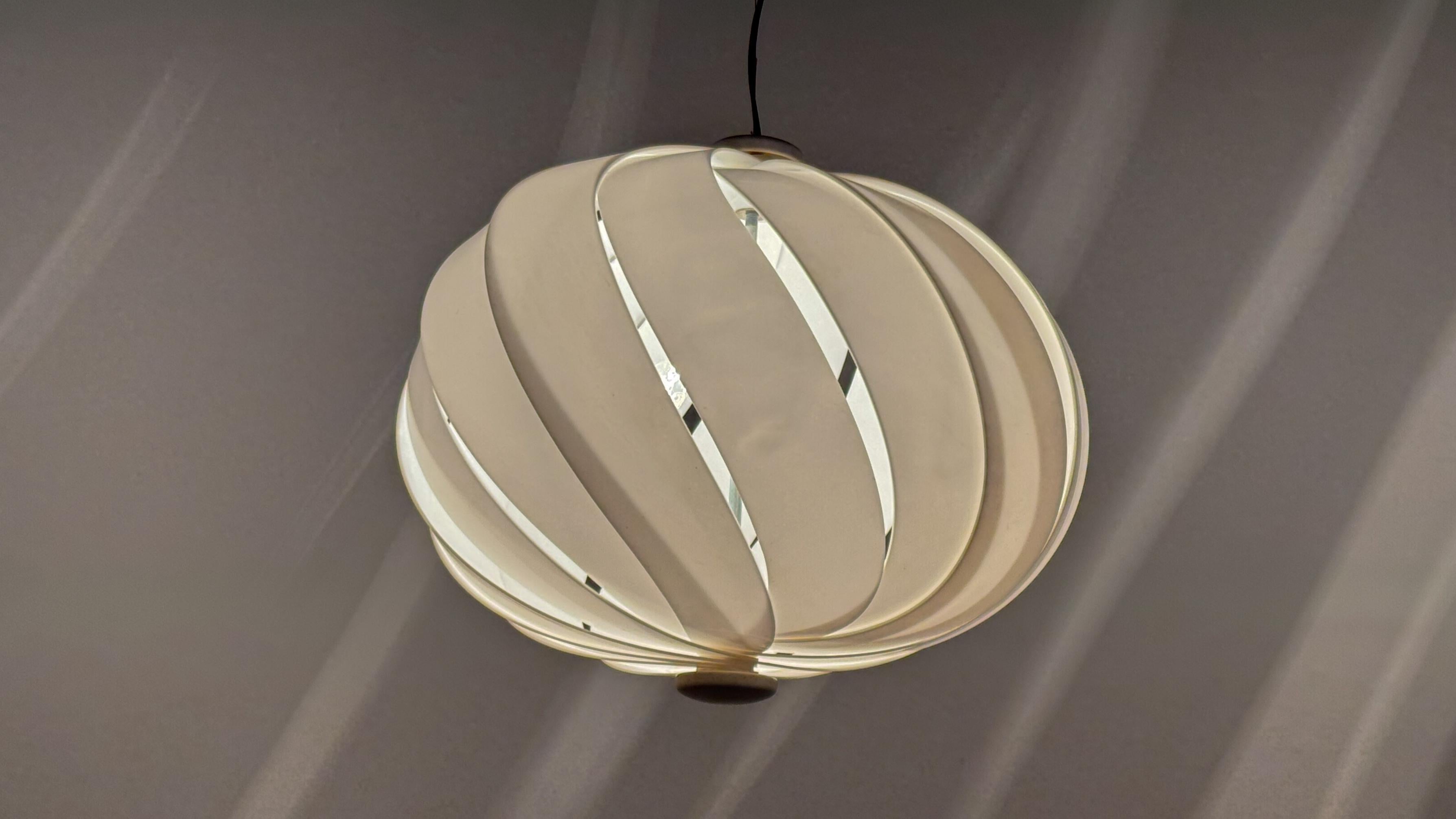 Lampada a sospensione in acrilico 'Alicante' Emanuele Ponzio per Harvey Guzzini, anni '60 in vendita 1