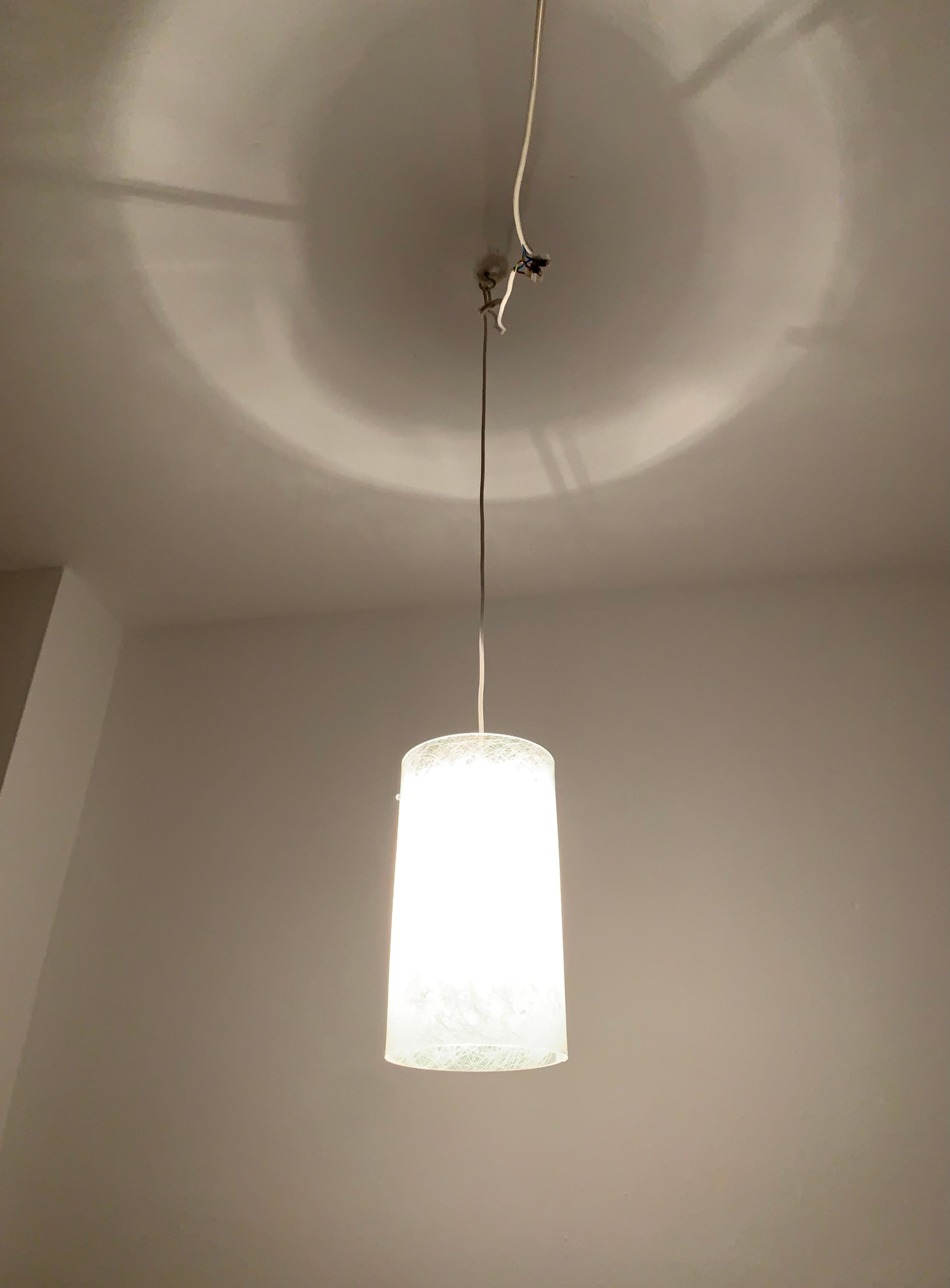 Lampada a sospensione in acrilico in vendita 3