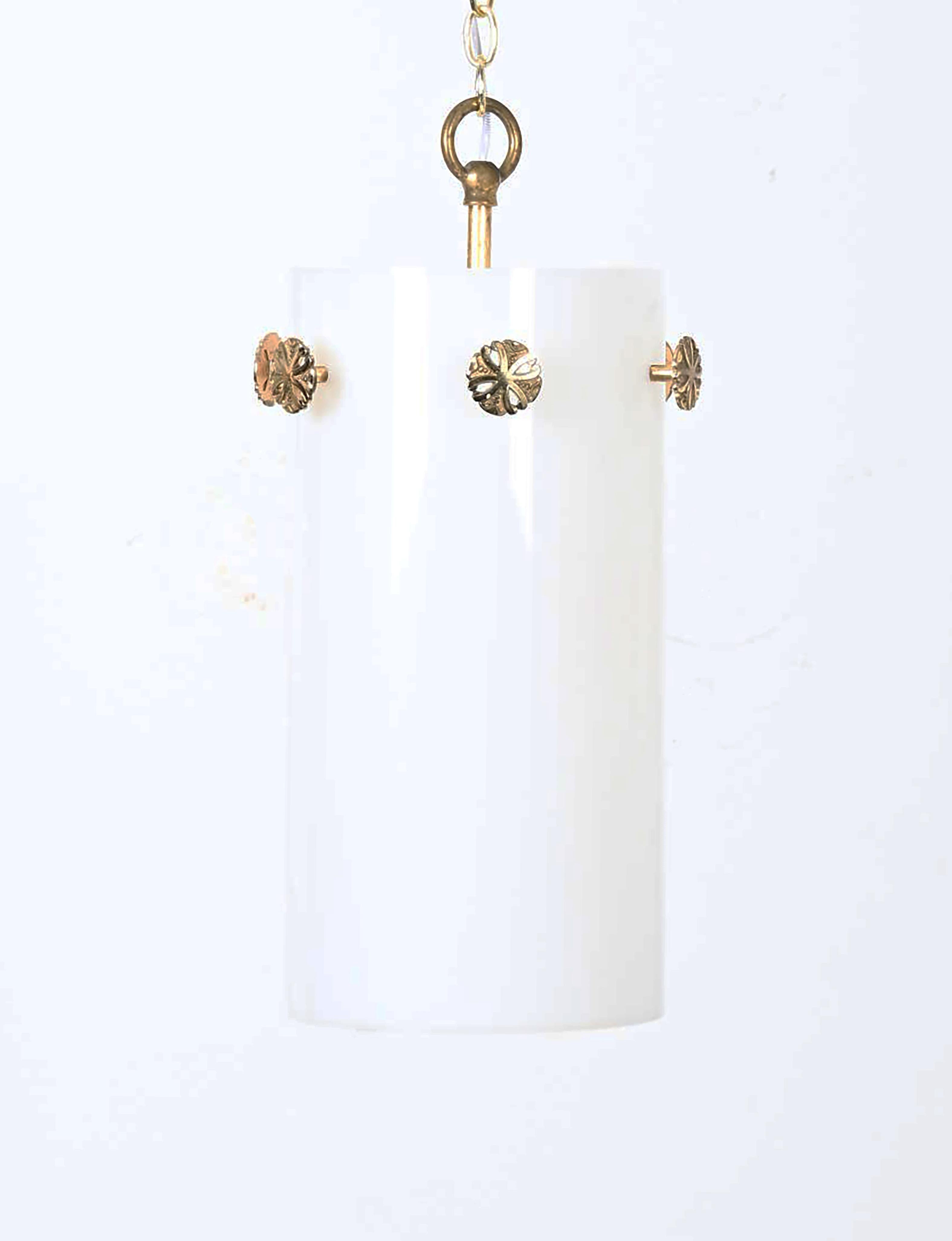 Paralume in acrilico bianco a forma di cilindro con bottoni in alluminio placcato oro con motivi floreali. Dotato di 3 prese E27. Normale utilizzo di Singhs. Fino a 2 disponibili, prezzo per lampada.