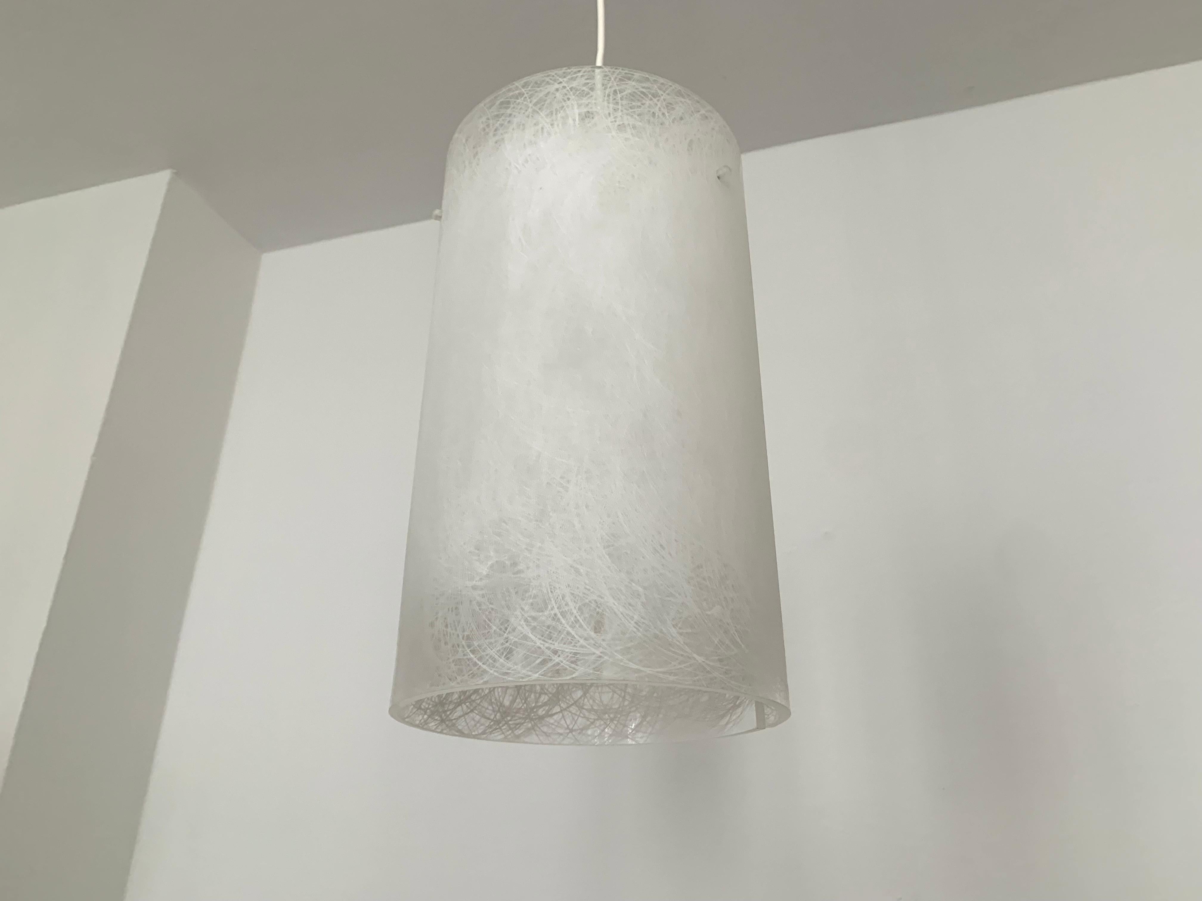 Meravigliosa lampada a sospensione in vetro acrilico degli anni '50.
Il paralume è stato ottimamente rifinito.
Il design e la disposizione creano una grande luce.
Una lampada straordinaria e un vero e proprio gioiello per ogni casa.

Condizioni: