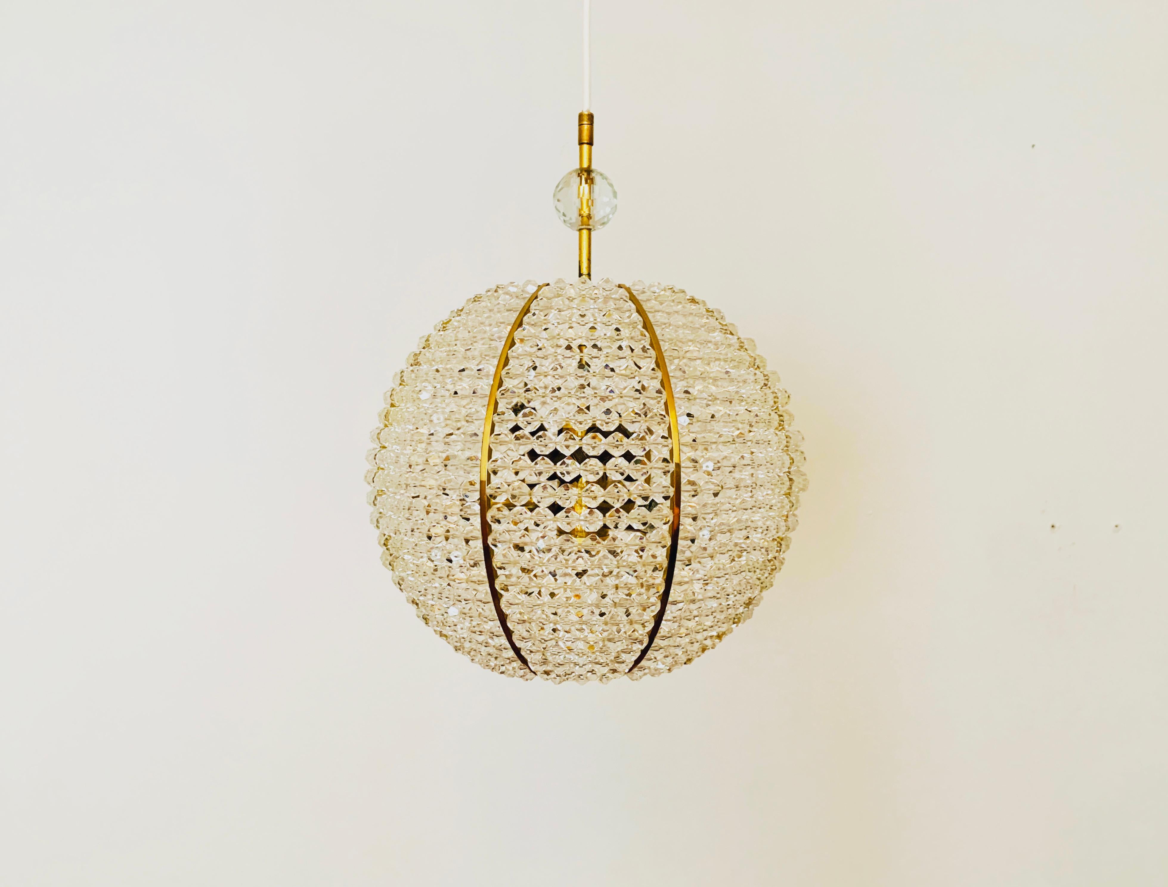 Wunderschöne kugelförmige Lampe aus den 1960er Jahren.
Die Lampe mit ihren aufwendig ausgestatteten Plexiglaskugeln und den Messingdetails wirkt sehr luxuriös und funkelt besonders schön.
Das Design und die verwendeten MATERIALIEN sorgen für ein