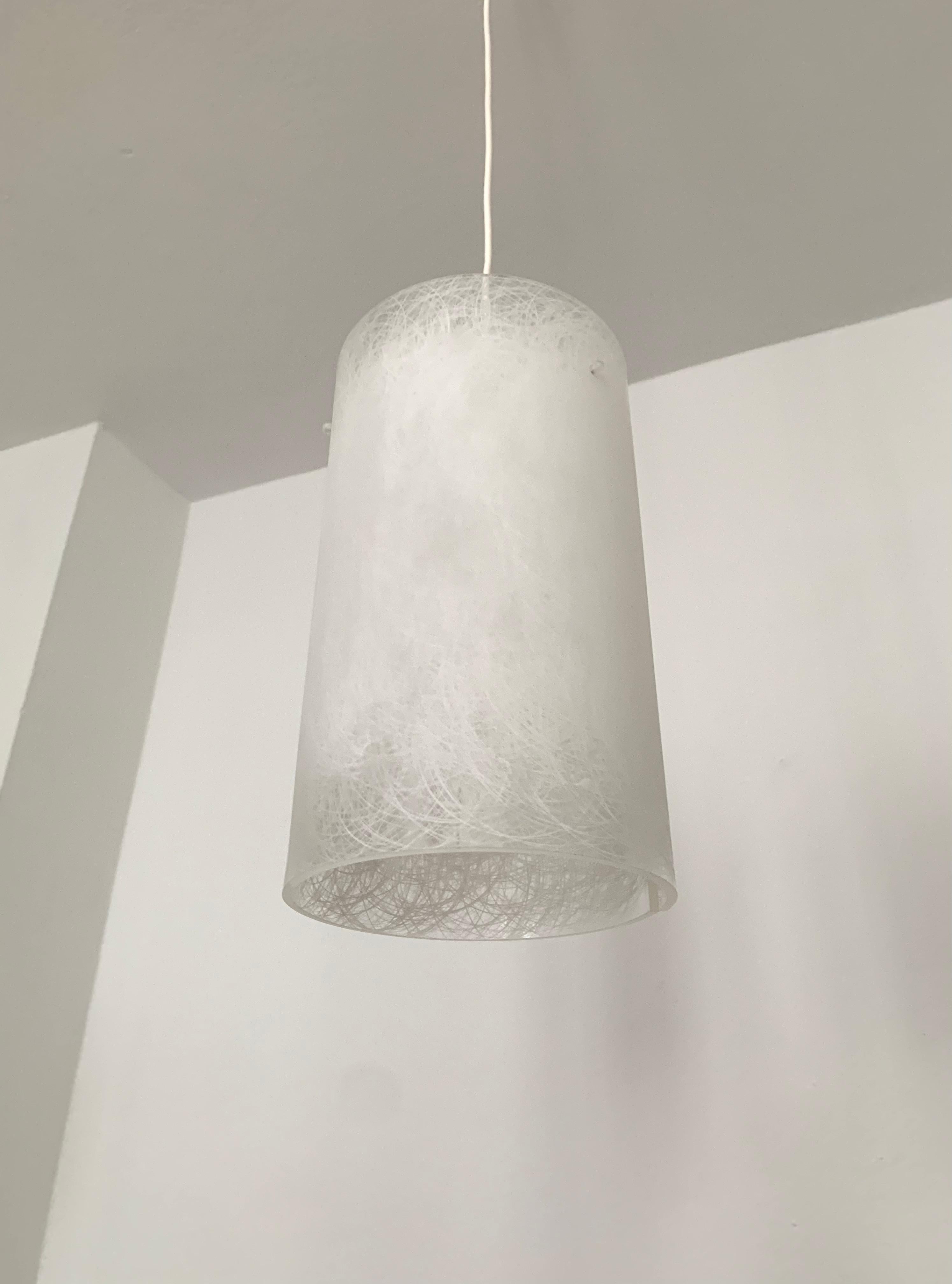 Mid-Century moderno Lampada a sospensione in acrilico in vendita
