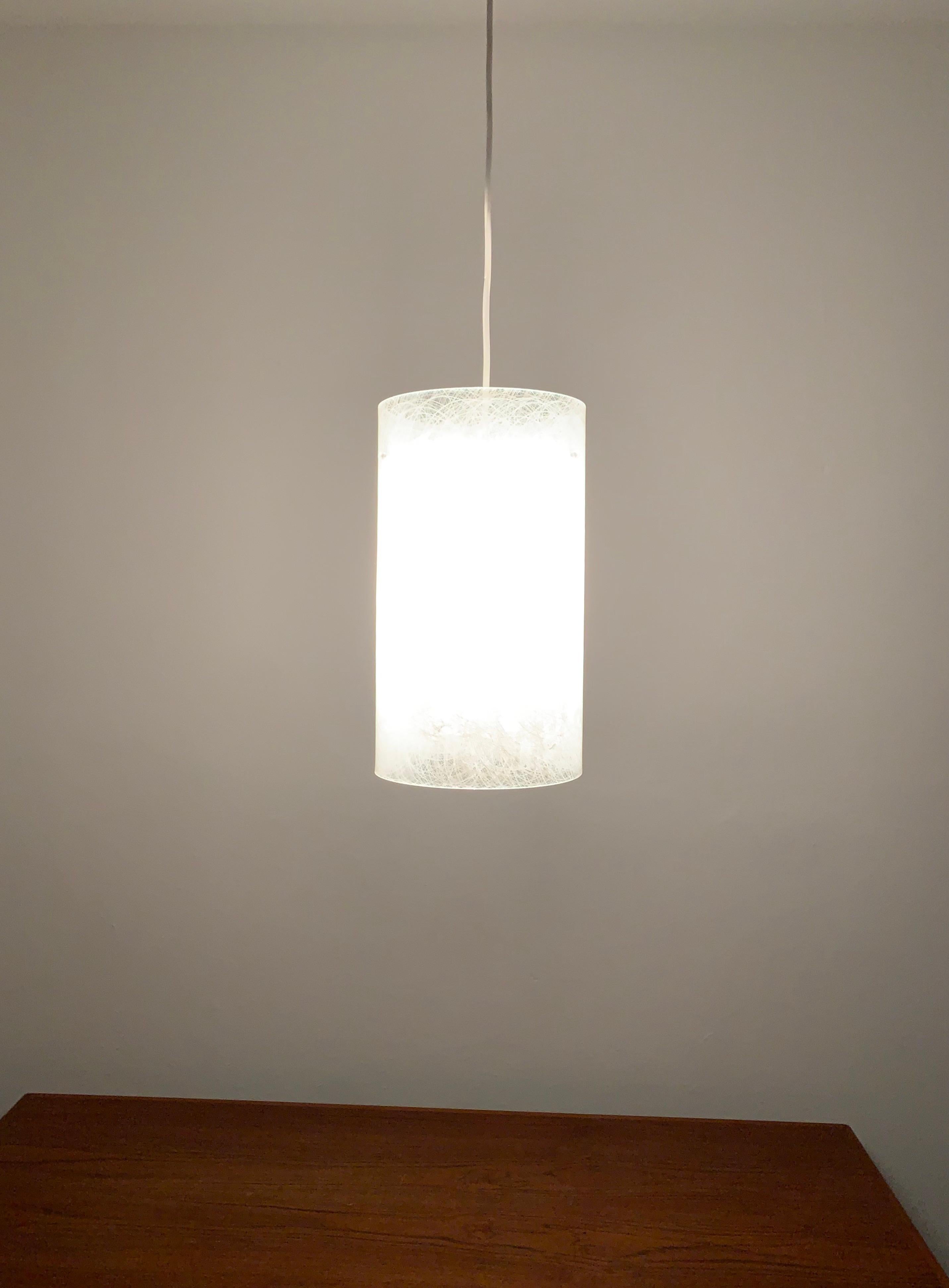 Lampada a sospensione in acrilico in vendita 2
