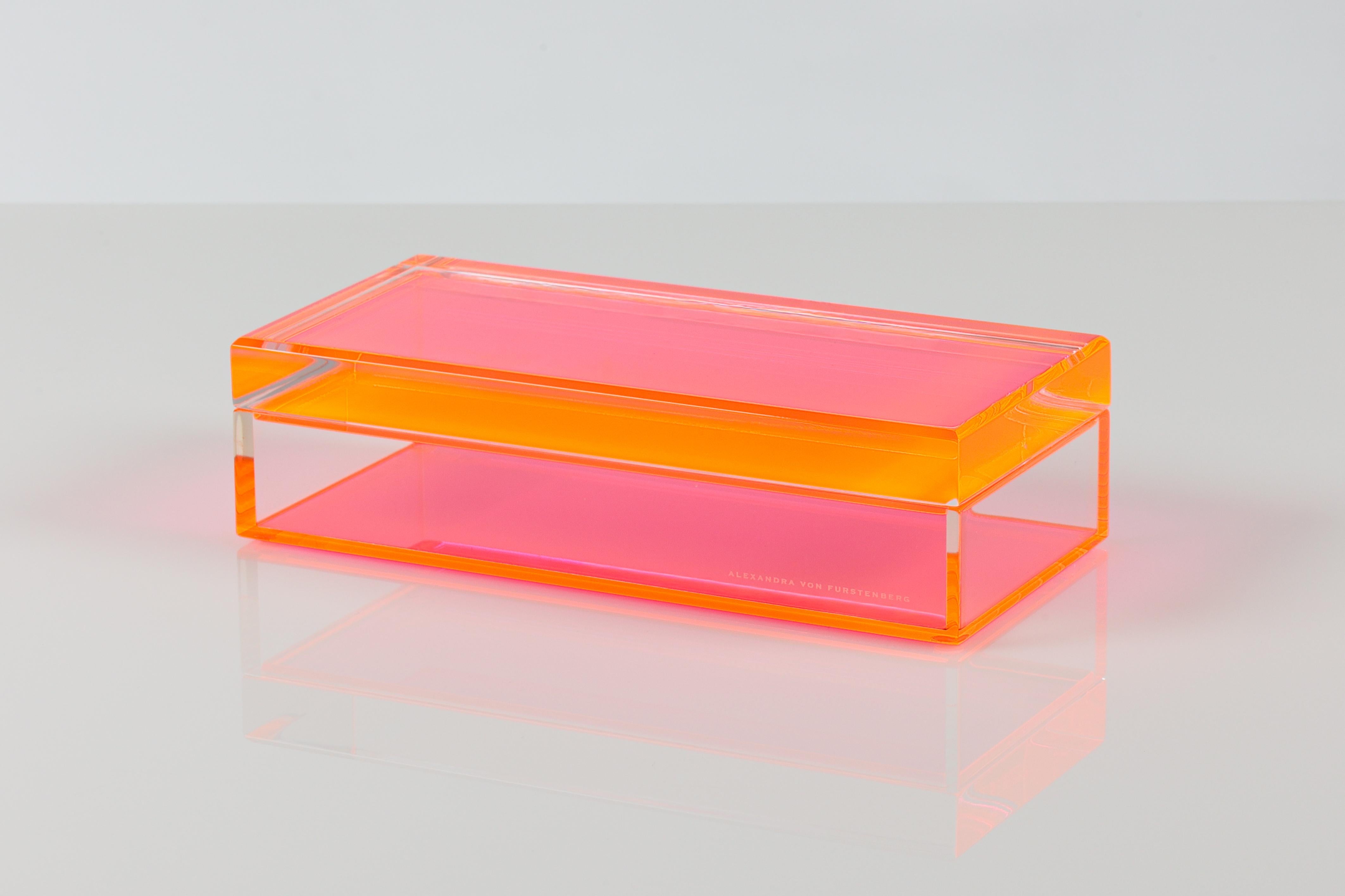 Moderne Boîte de rangement en acrylique rose d'Alexandra Von Furstenberg en vente