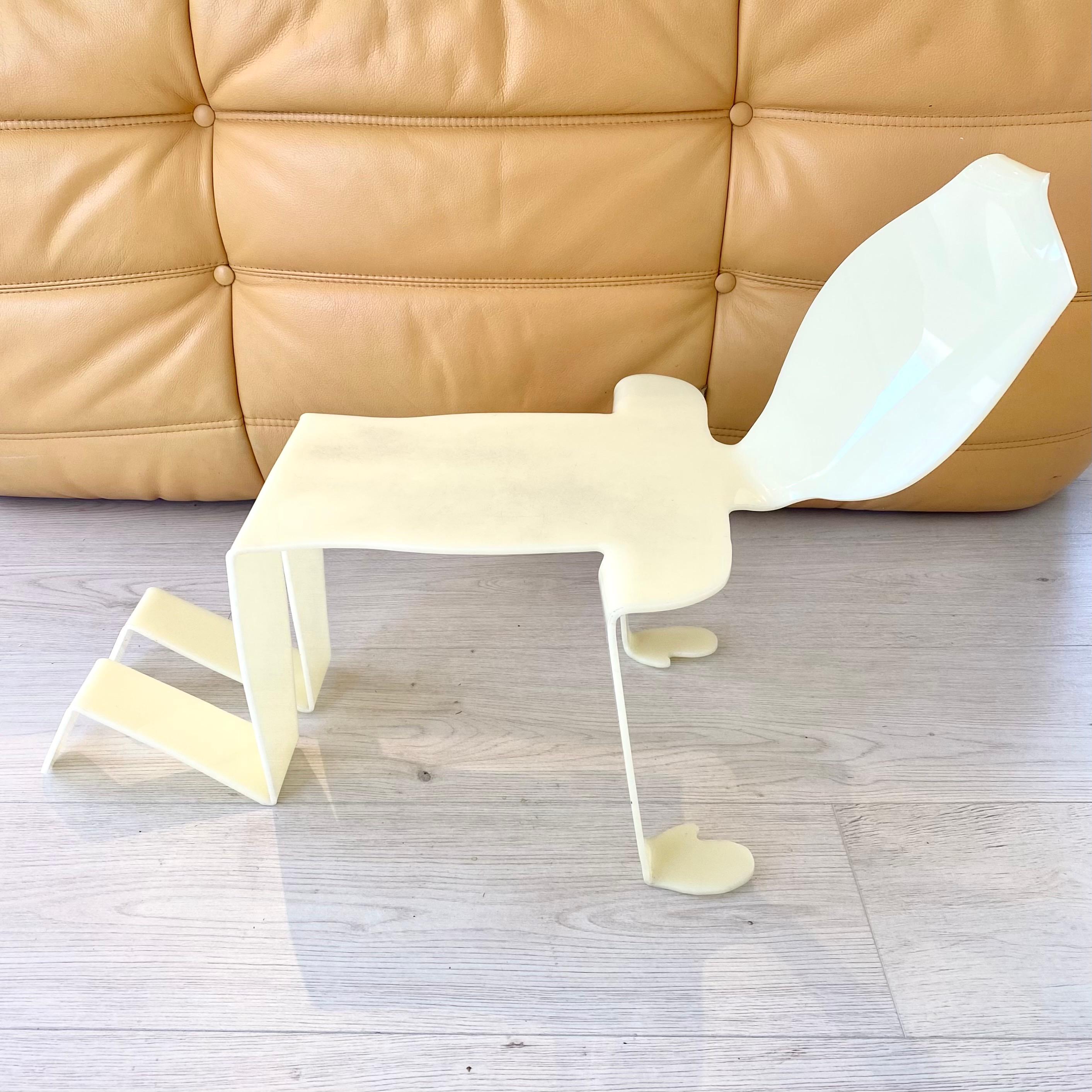 Table d'appoint pop art anthropomorphique et amusante en acrylique blanc cassé, vers les années 1970. Unique en son genre et fabriqué à la main, il n'y a rien d'autre de semblable nulle part. Il se tient à quatre pattes, la tête renversée et une