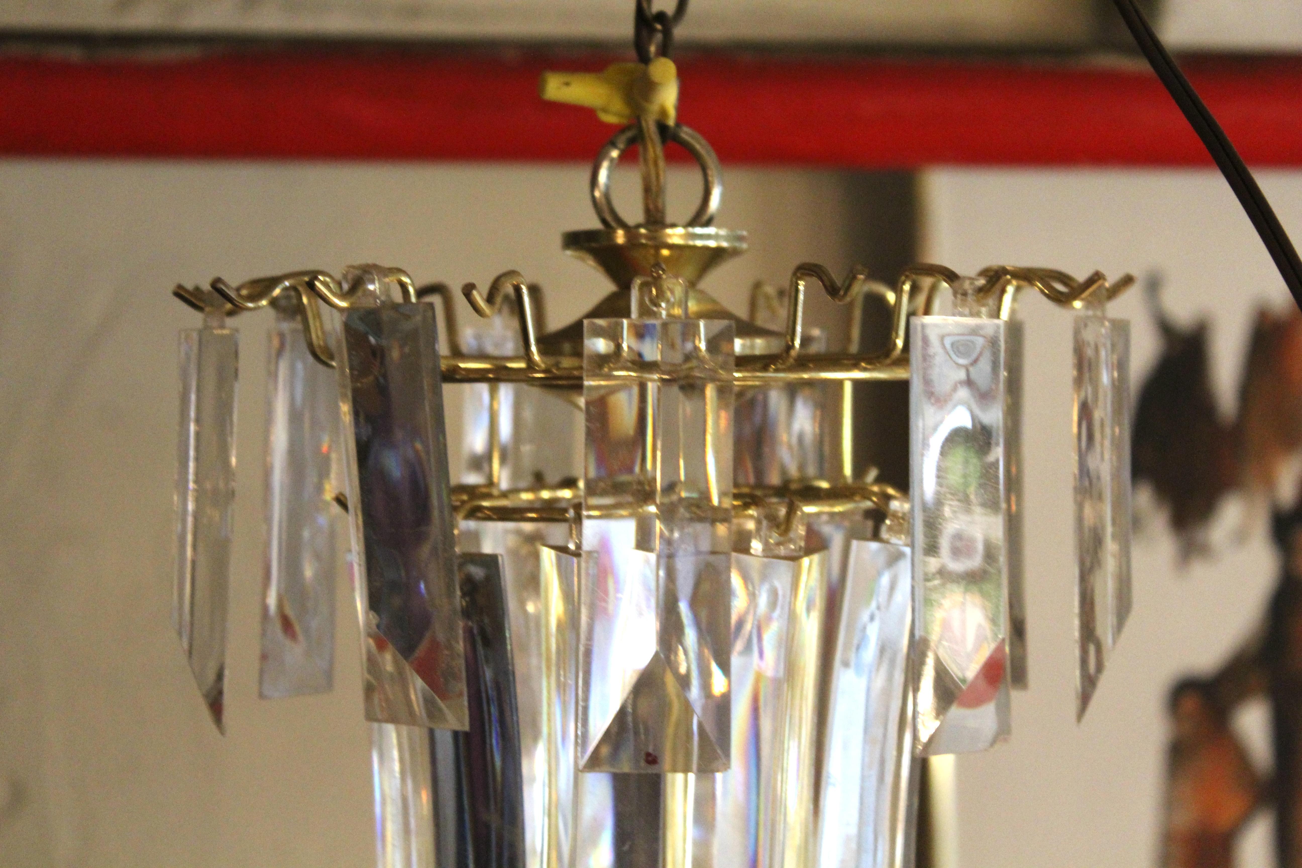 Ottone Lampadario a cascata a prisma acrilico in vendita