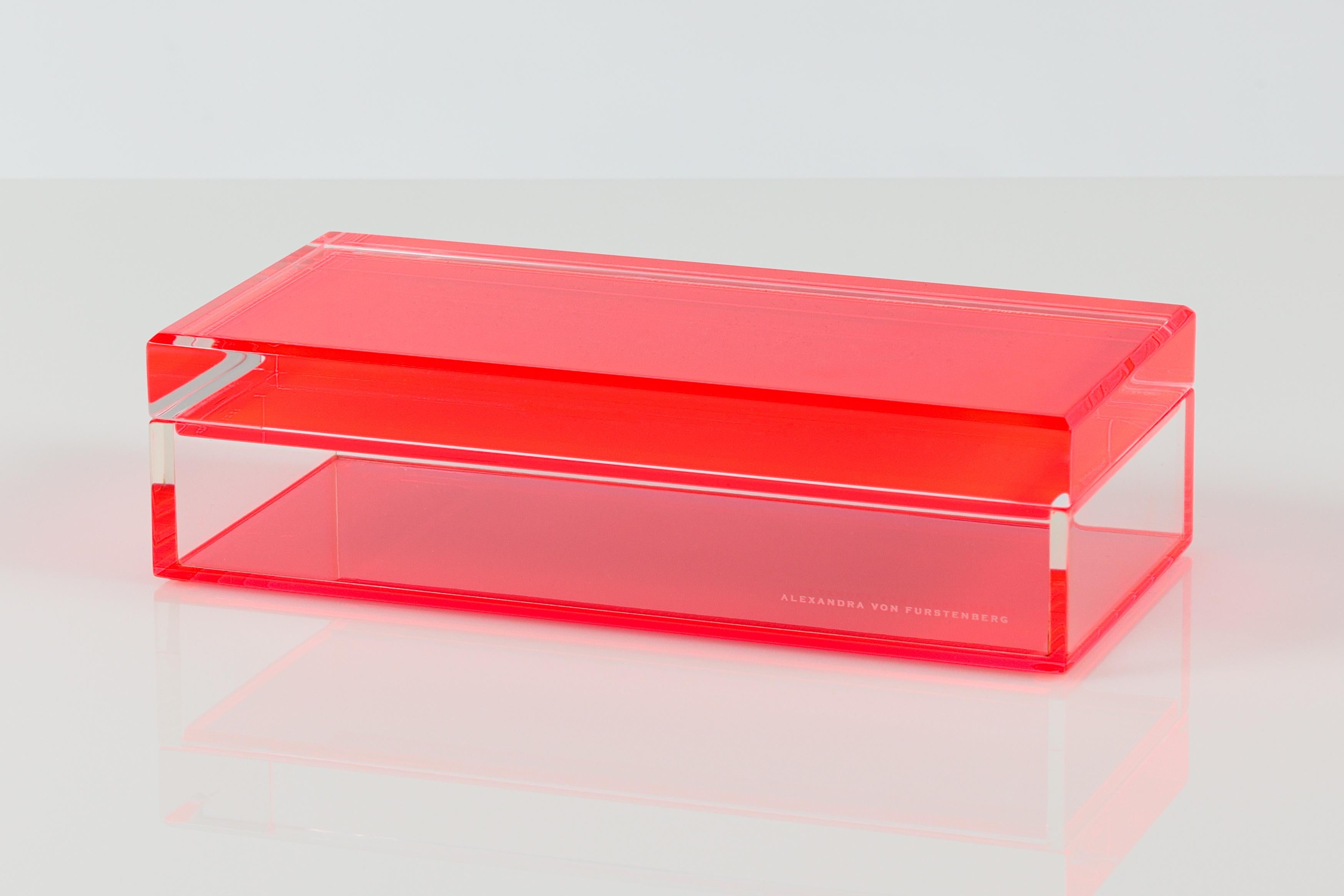 La boîte courte d'Alexandra Von Furstenberg en rouge est à la fois décorative et fonctionnelle. Dotées d'un design élégant et discret, ces boîtes sont polyvalentes et se prêtent à diverses utilisations. Placez la boîte AVF Shorty Box sur votre table