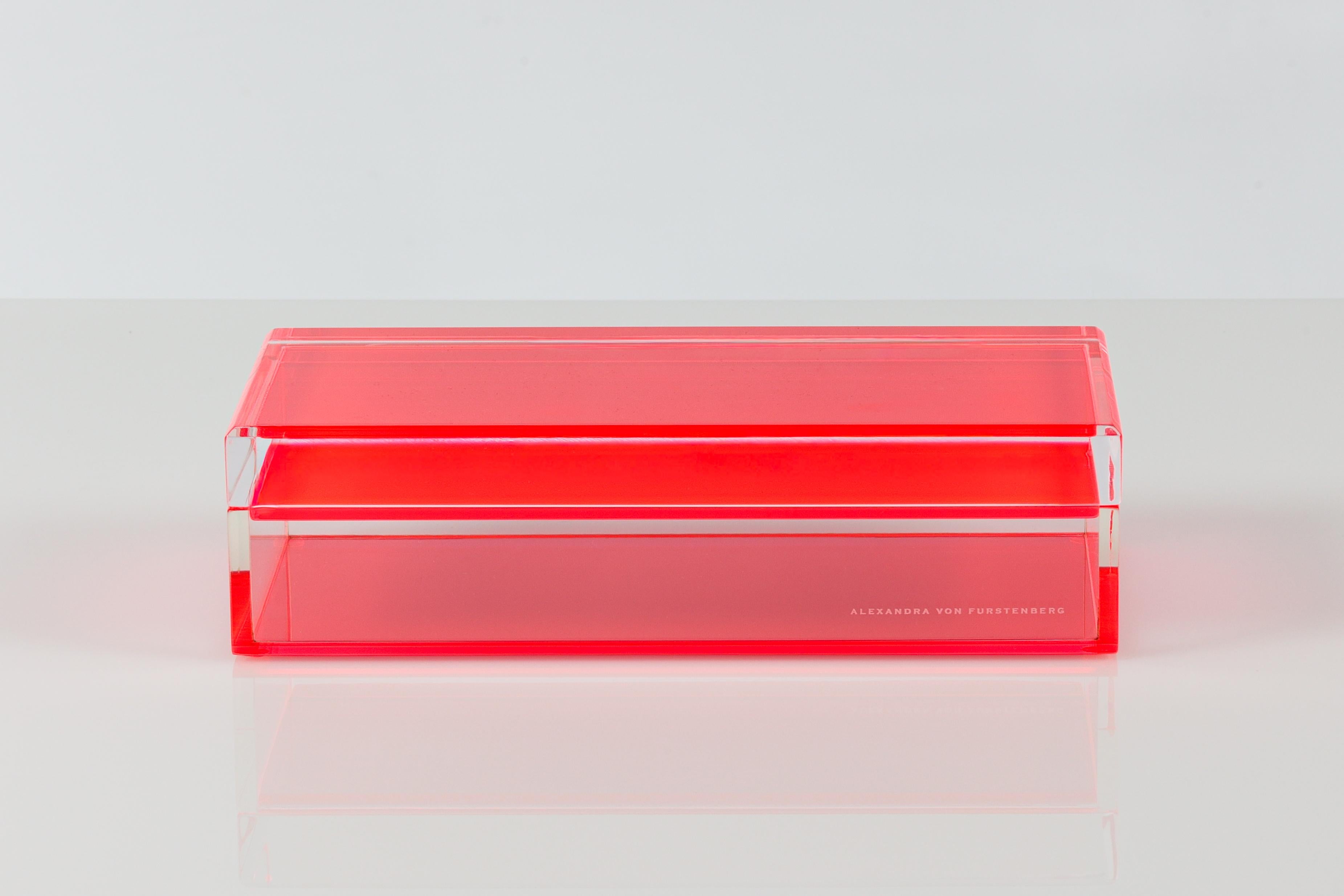 Américain Boîte de rangement rouge en acrylique d'Alexandra Von Furstenberg en vente
