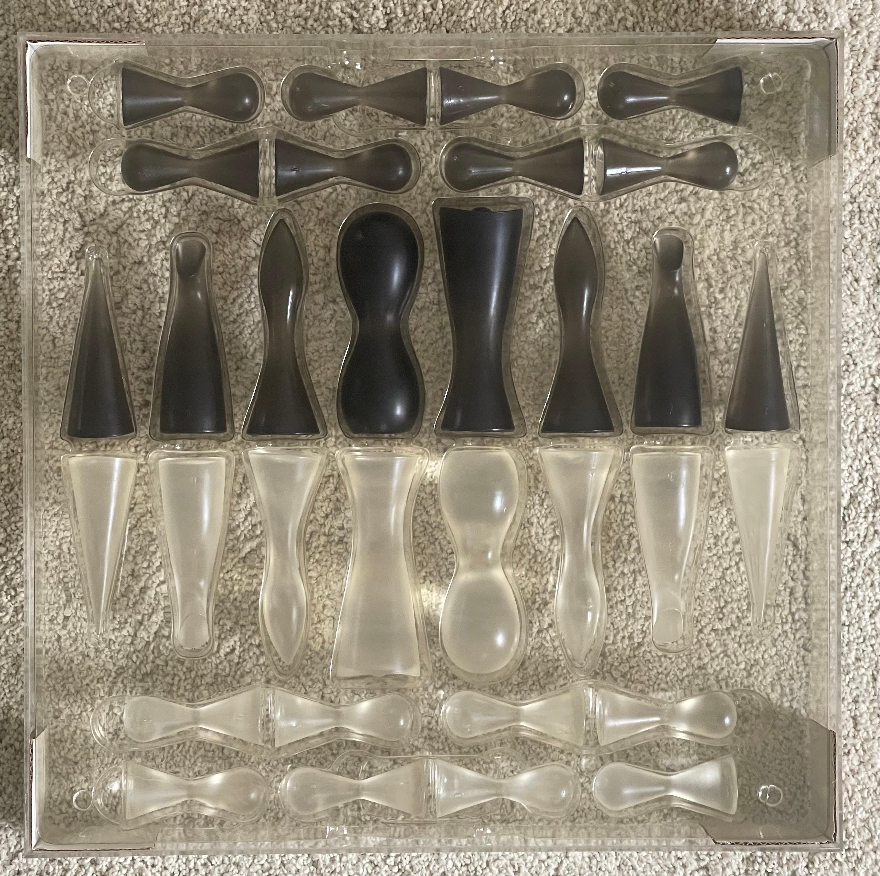 XXI secolo e contemporaneo Set di scacchi moderni in acrilico e gomma di Karim Rashid