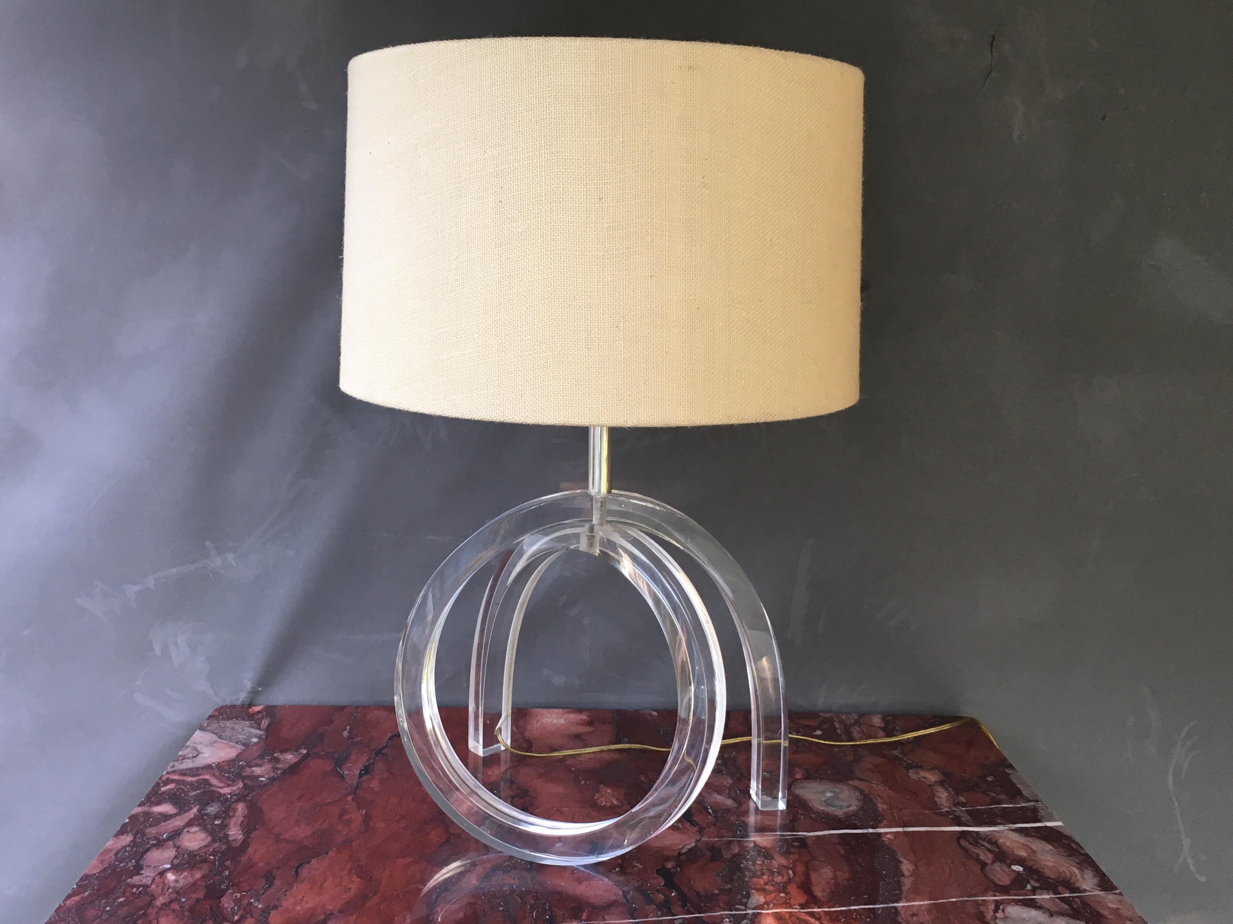 Acrylic sculptural lamp, 20th century.
Beautiful form, recently re-wired. Shade has some fading on one side. Comes with shade unless otherwise advised.
Measures: 13.75