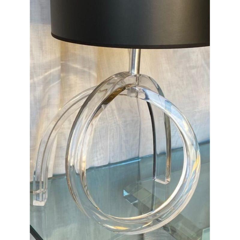 Acrylic Sculptural Ribbon Lamp In Good Condition For Sale In Los Angeles, CA