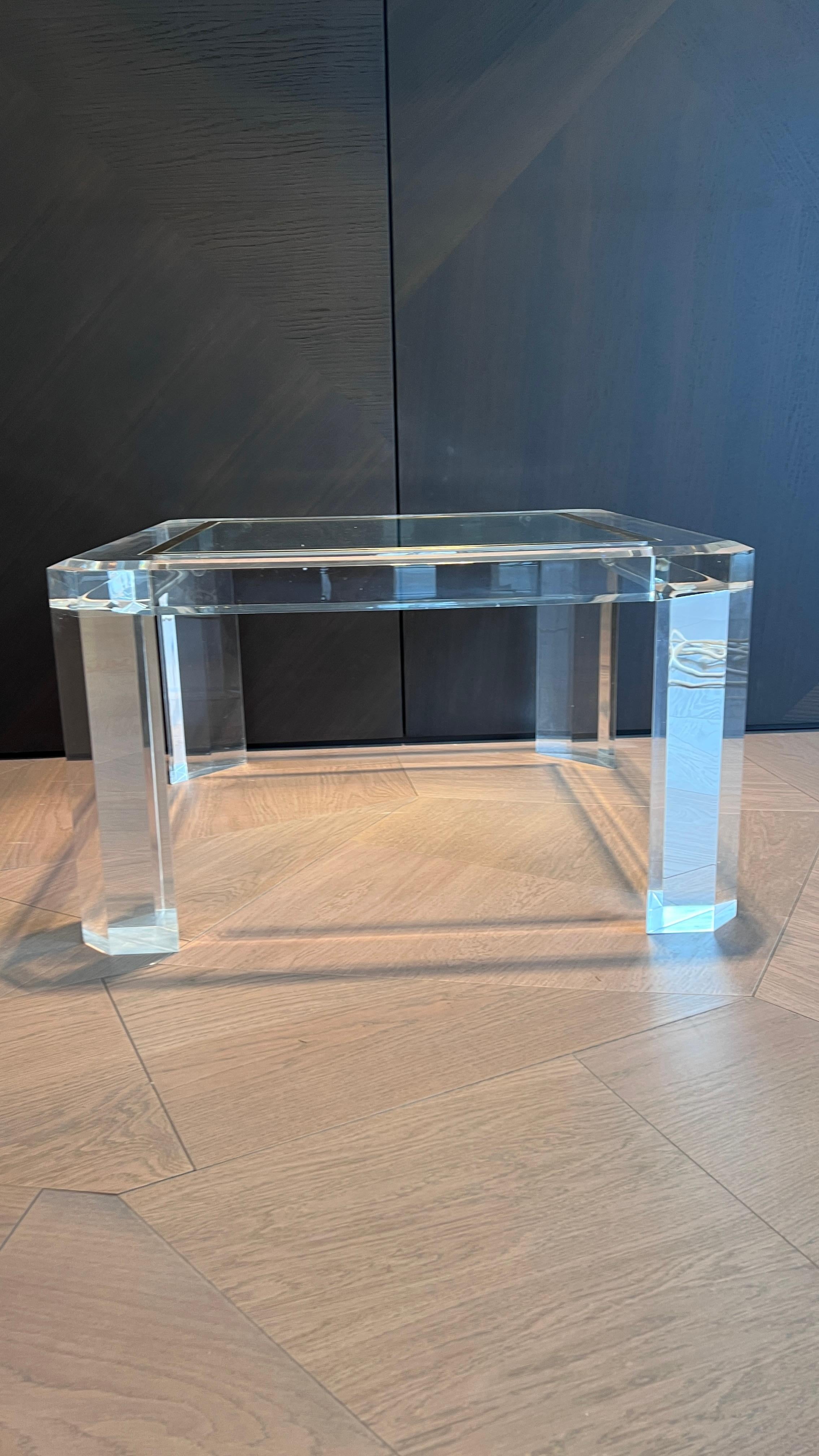 Table d'appoint en acrylique avec incrustation en laiton en vente 3