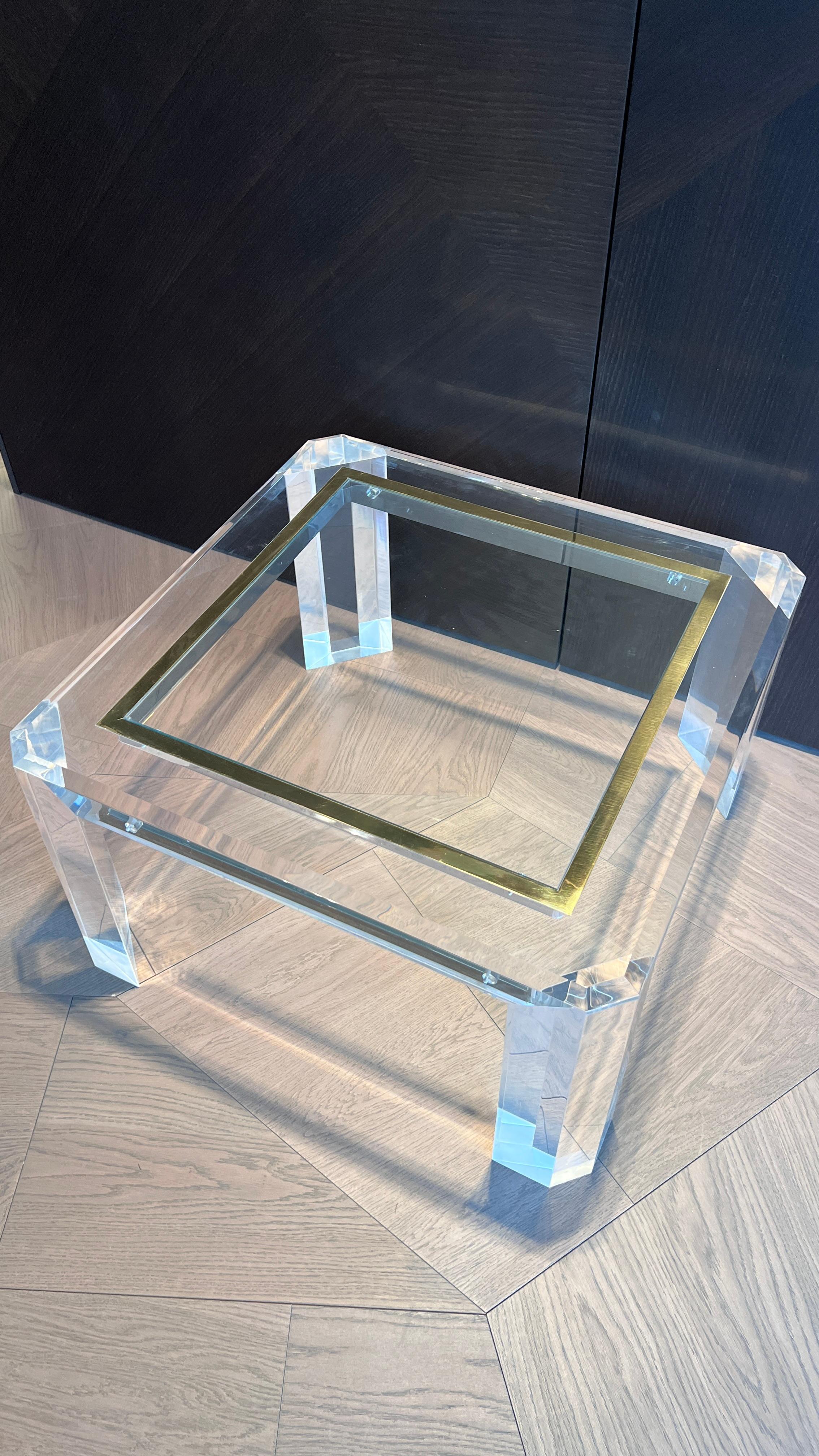 Table d'appoint en acrylique avec incrustation en laiton en vente 4