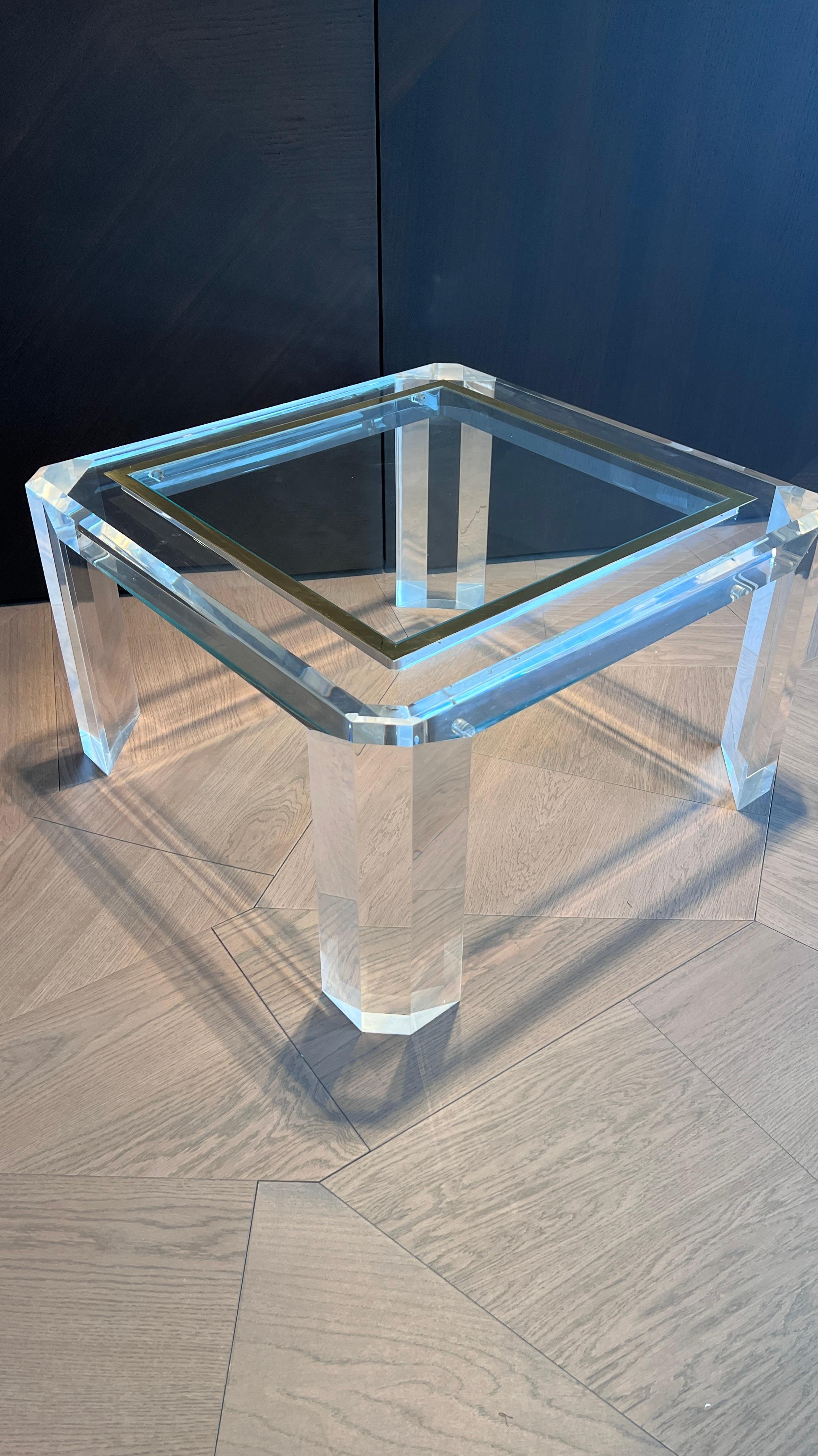 Cette table basse exquise est un mélange parfait d'élégance moderne et de luxe intemporel. Fabriqué en plexiglas de haute qualité, il offre un design épuré et transparent qui rehausse tout espace de vie d'un sentiment d'ouverture et de légèreté. La