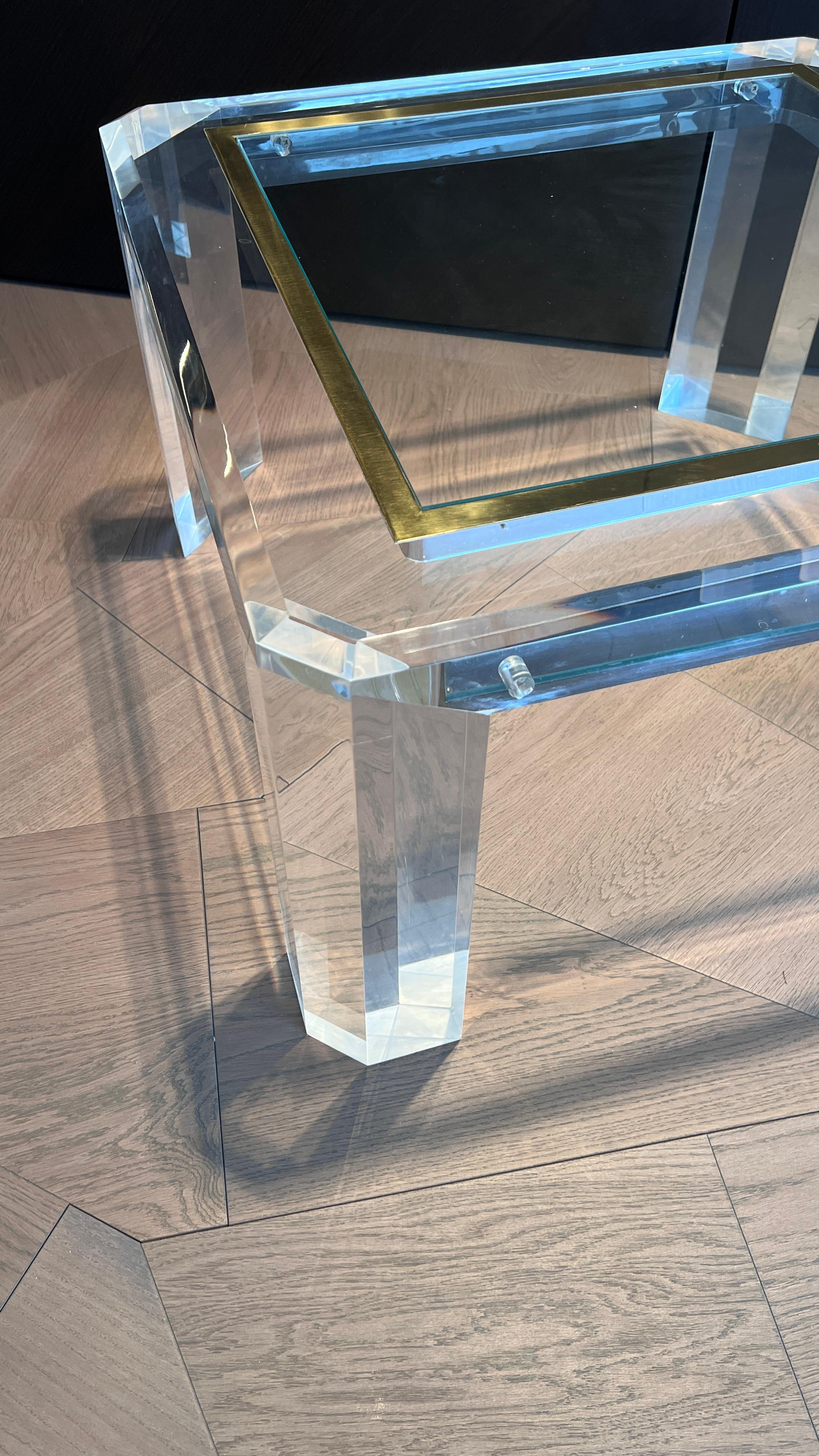 Postmoderne Table d'appoint en acrylique avec incrustation en laiton en vente
