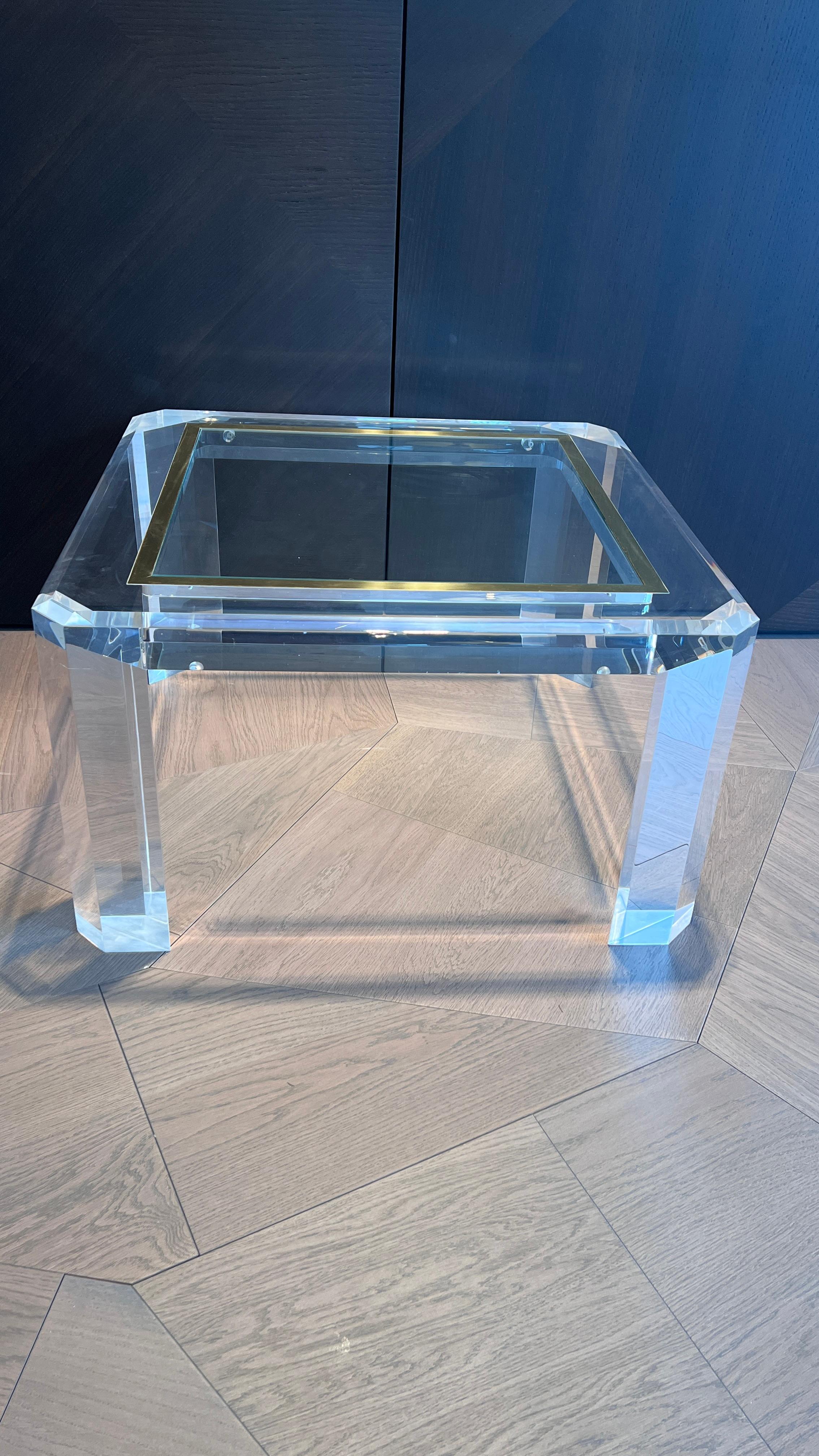 Allemand Table d'appoint en acrylique avec incrustation en laiton en vente