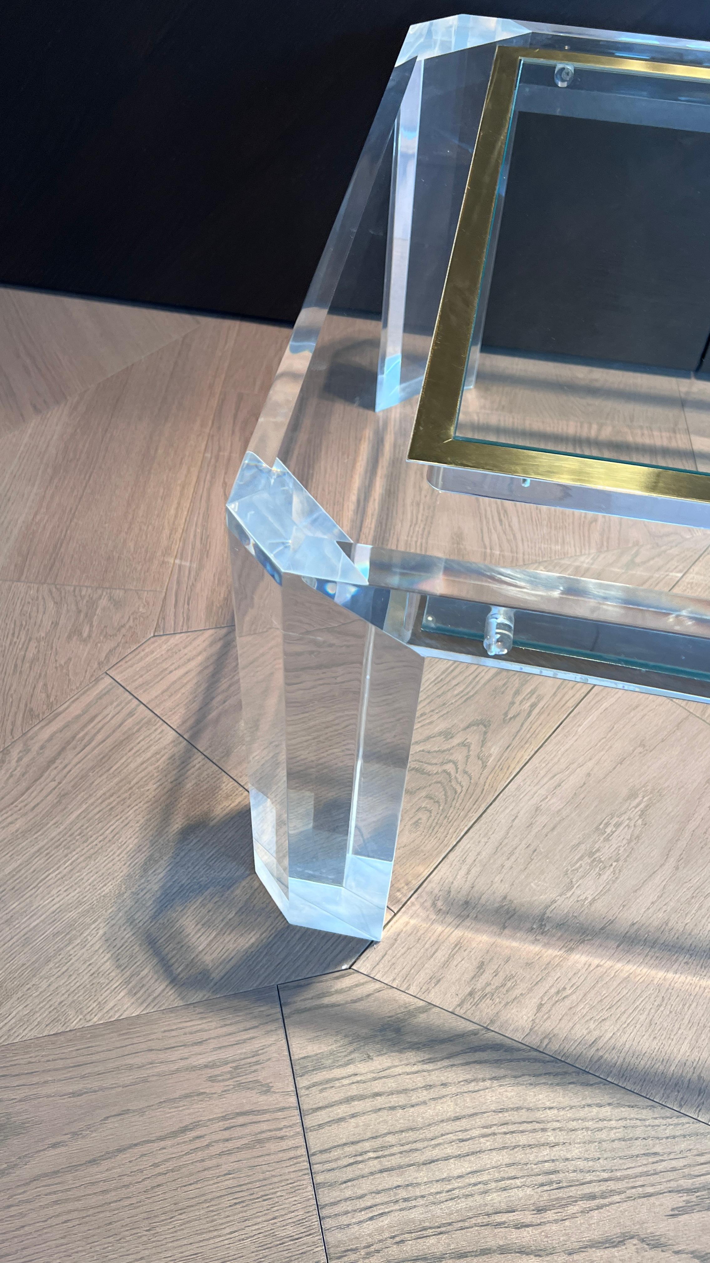 Table d'appoint en acrylique avec incrustation en laiton État moyen - En vente à Munich, Bavaria