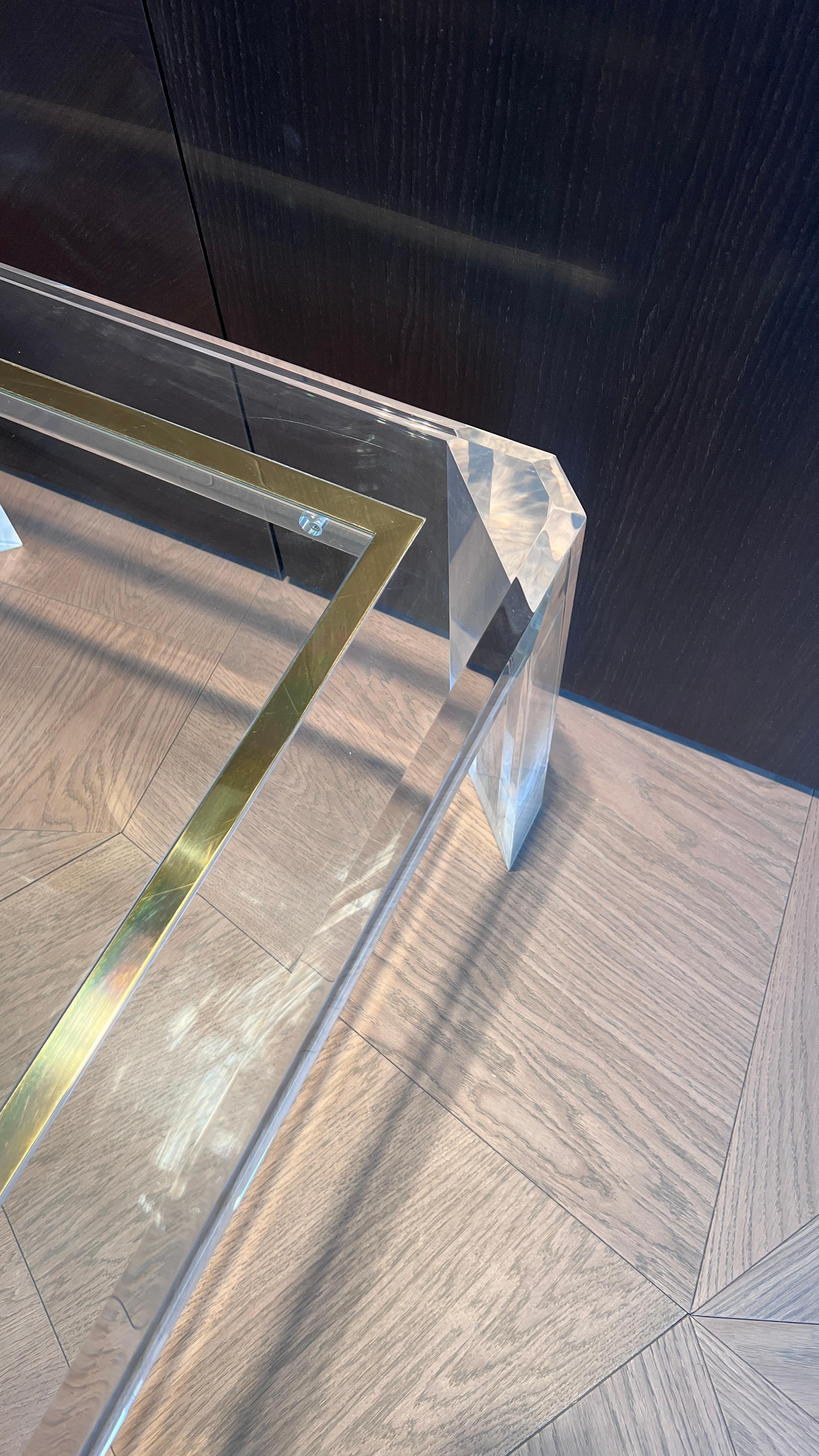 20ième siècle Table d'appoint en acrylique avec incrustation en laiton en vente