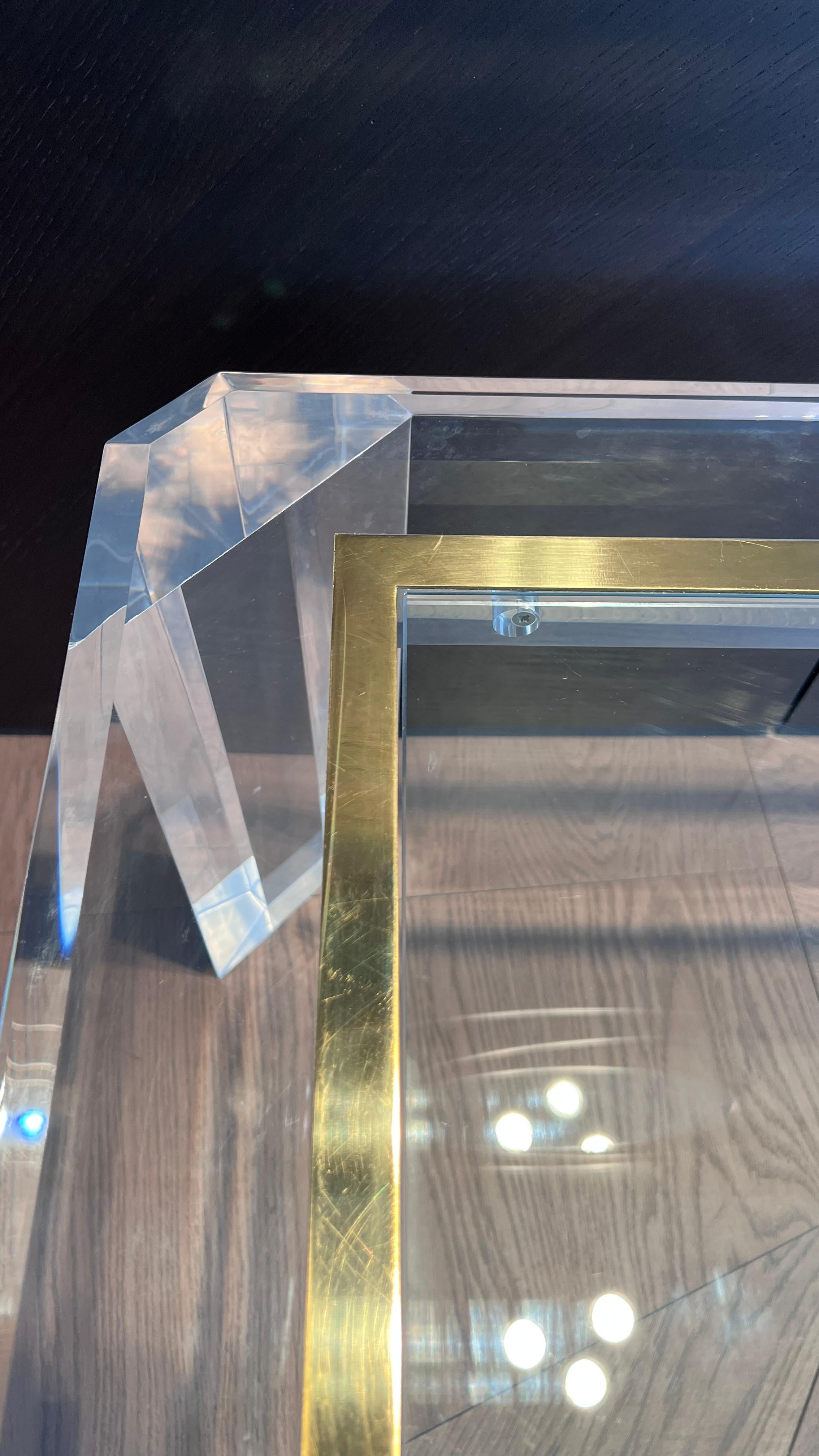 Cuir de chèvre Table d'appoint en acrylique avec incrustation en laiton en vente
