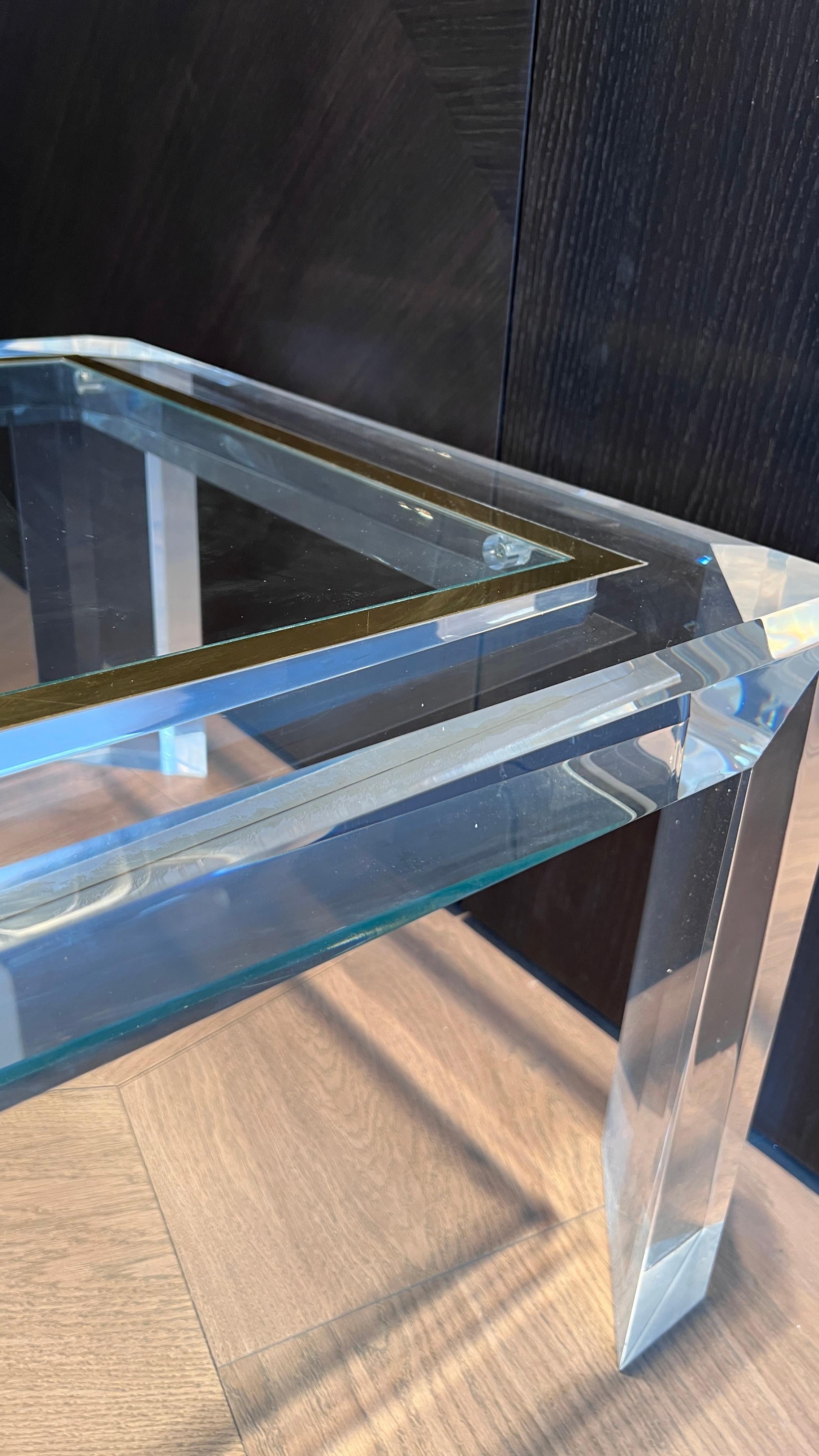 Table d'appoint en acrylique avec incrustation en laiton en vente 1