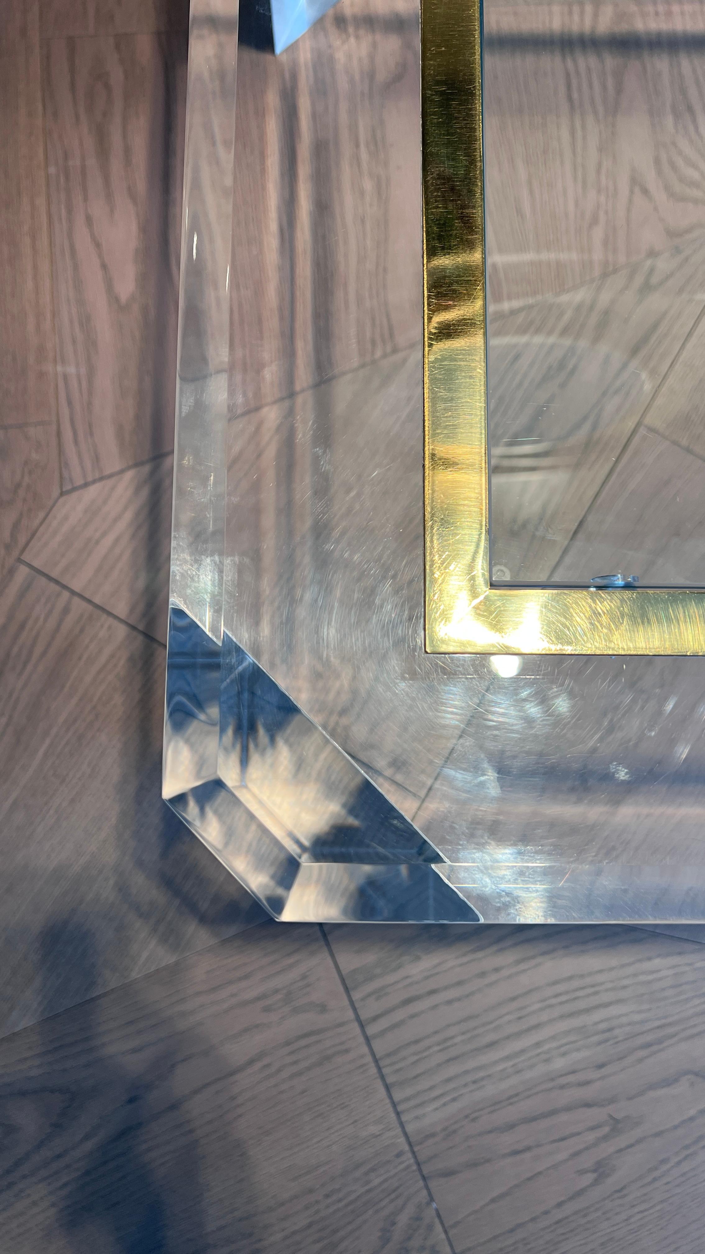 Table d'appoint en acrylique avec incrustation en laiton en vente 2