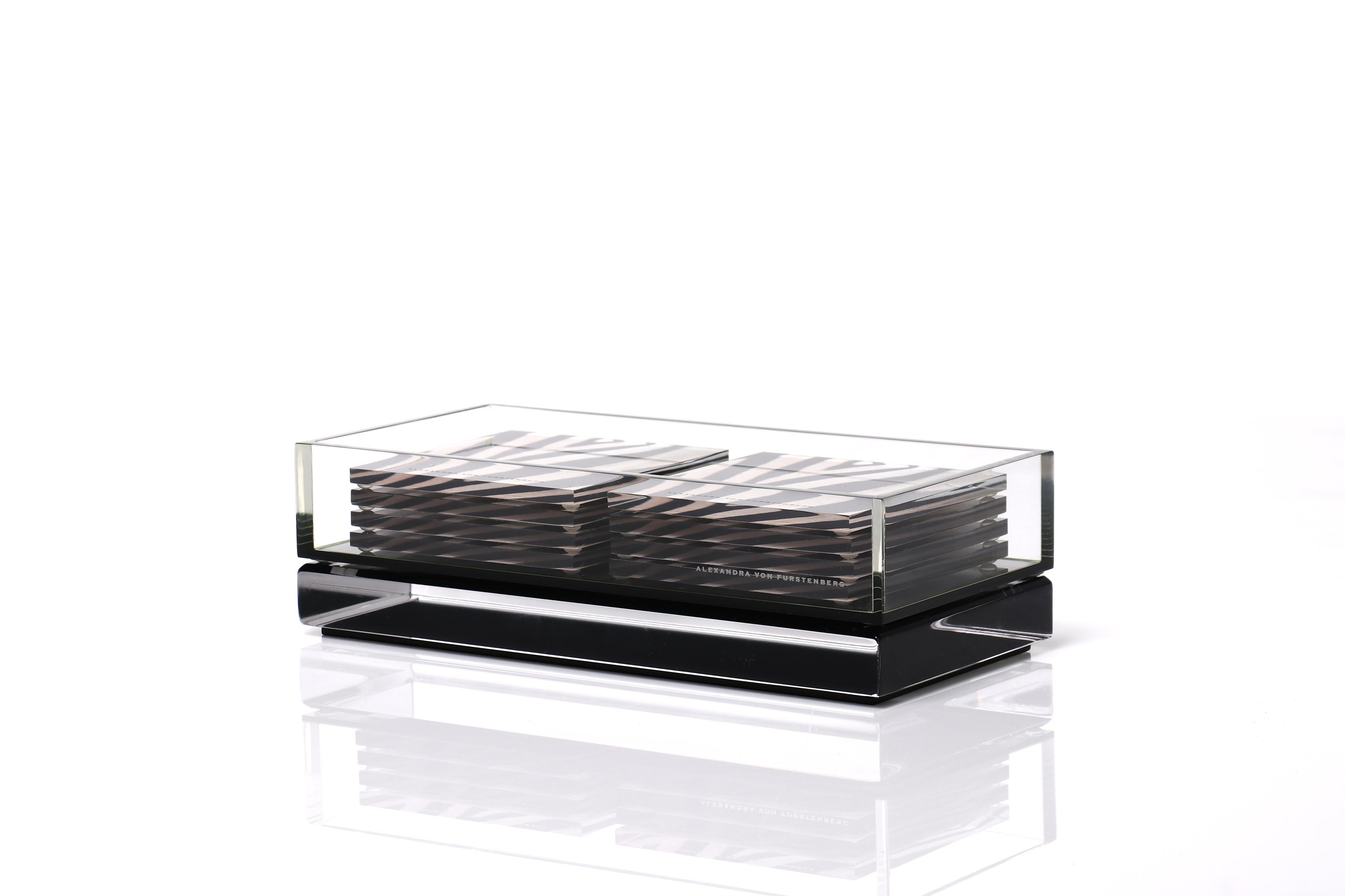 Acryl Schiefergrau Shorty Box von Alexandra Von Furstenberg (Moderne) im Angebot