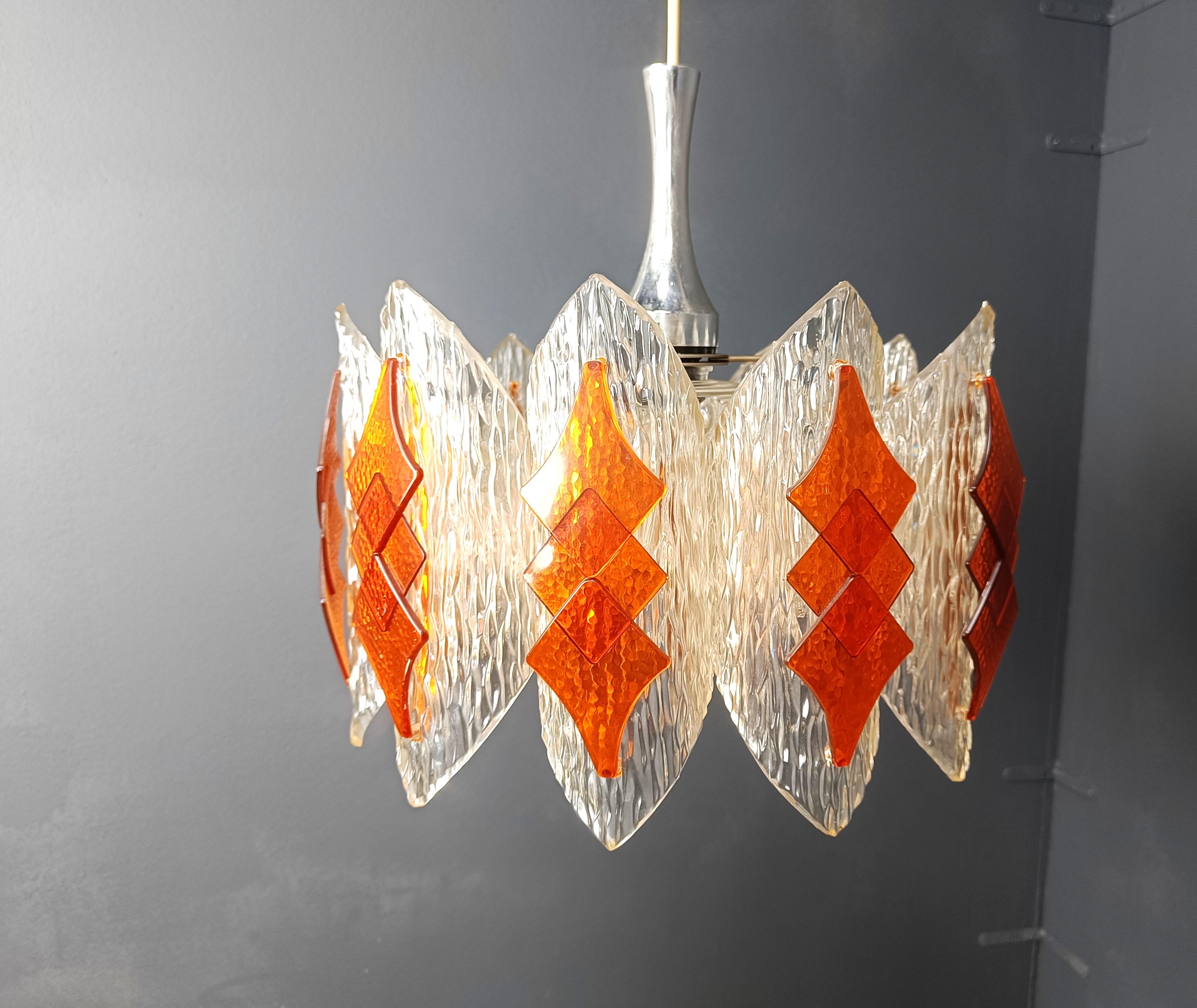 
Bellissimo lampadario in acrilico dell'era spaziale di Marbach Leuchten.

Il lampadario emette una luce bellissima, grazie ai paralumi in acrilico trasparente e arancione.

Anni '60 - Germania

Funziona con una normale lampadina
