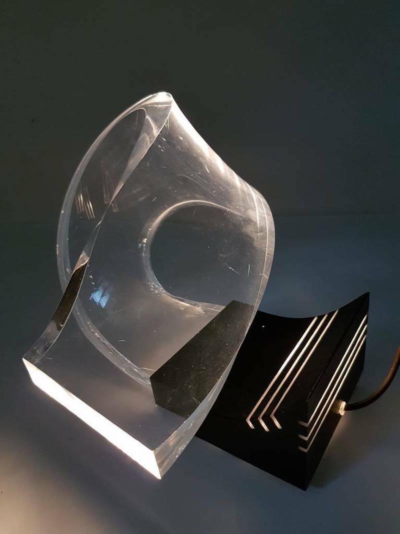 Splendid original table lamp from the 70s, in plexiglass, a sort of vortex that takes light from a neon lamp placed inside the base

drawing by gaetano missaglia.

The resulting luminous effect is absolutely extraordinary, depending on its