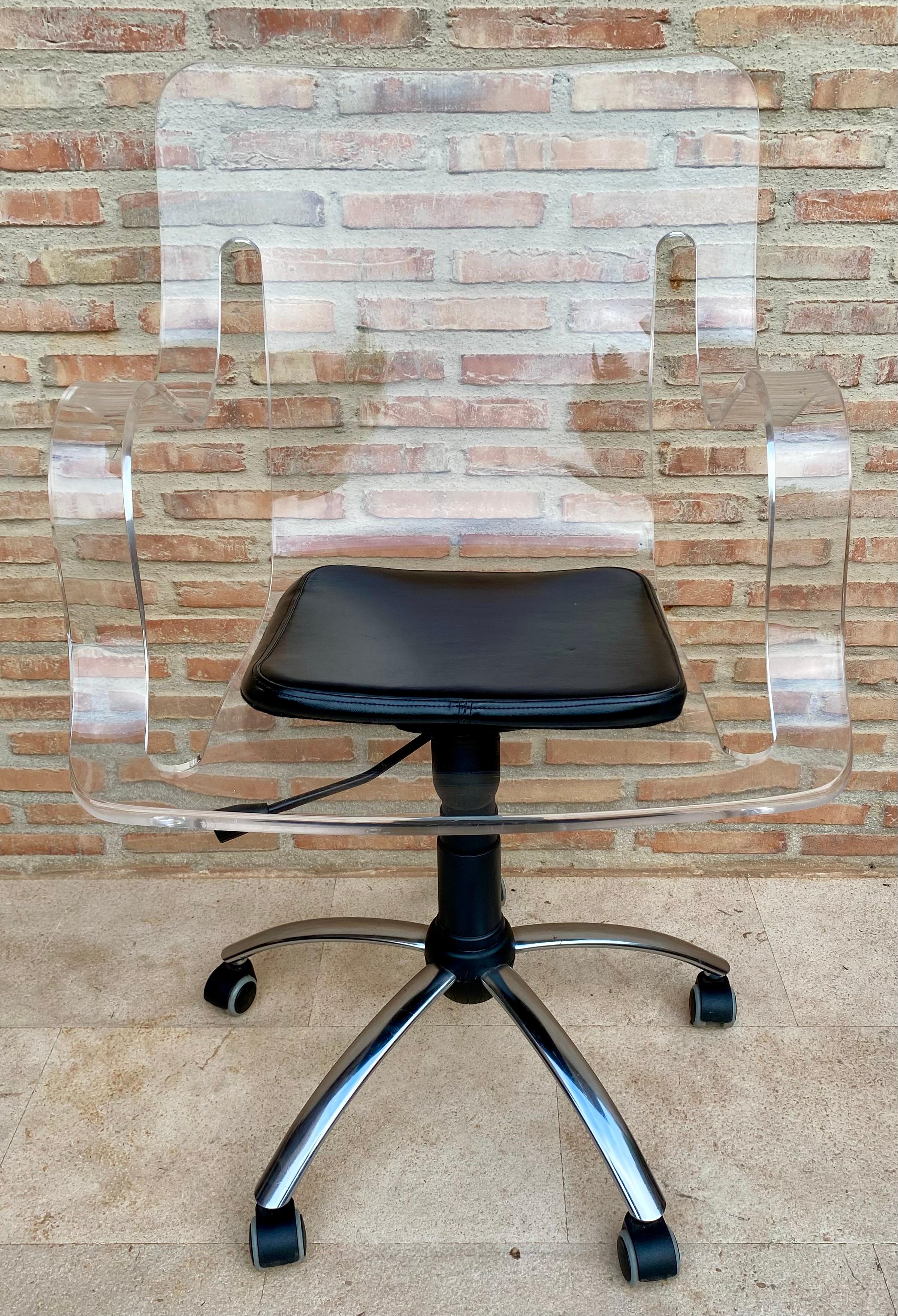 Acrylic Swivel Armchair with wheels.
Elegant and rare, swivel chair with acrylic wheels. It is constructed with methacrylate. Expertly designed and manufactured with a completely transparent frame, this extraordinary office or desk chair is sure to