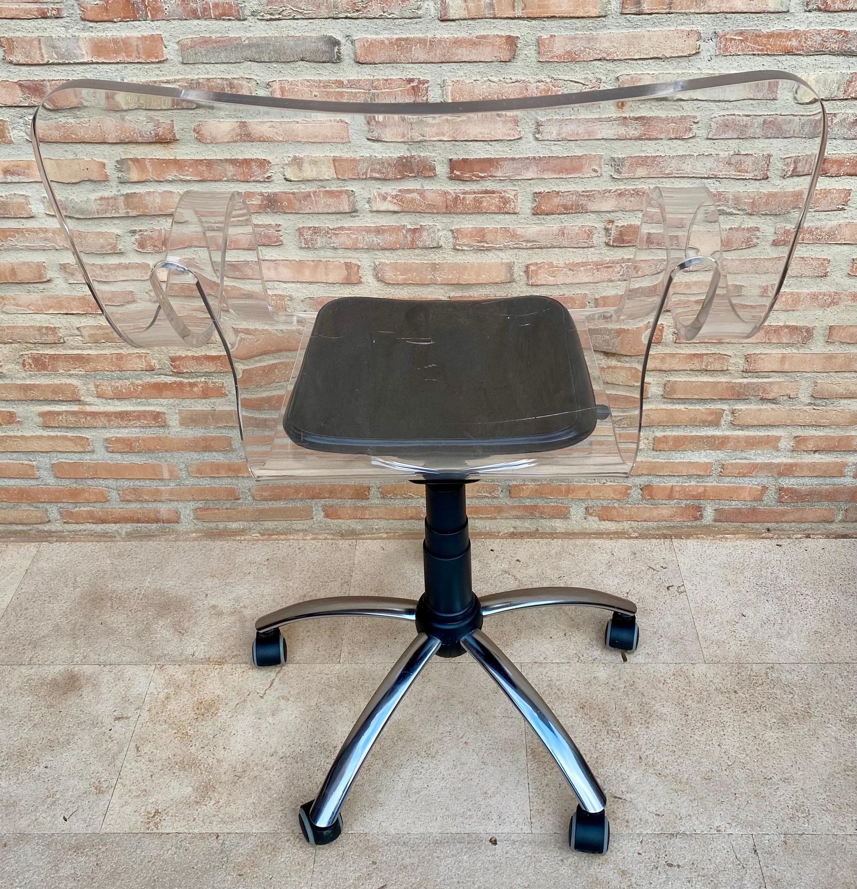 Acrylic Swivel Chair with Wheels, 1960s In Good Condition For Sale In Miami, FL