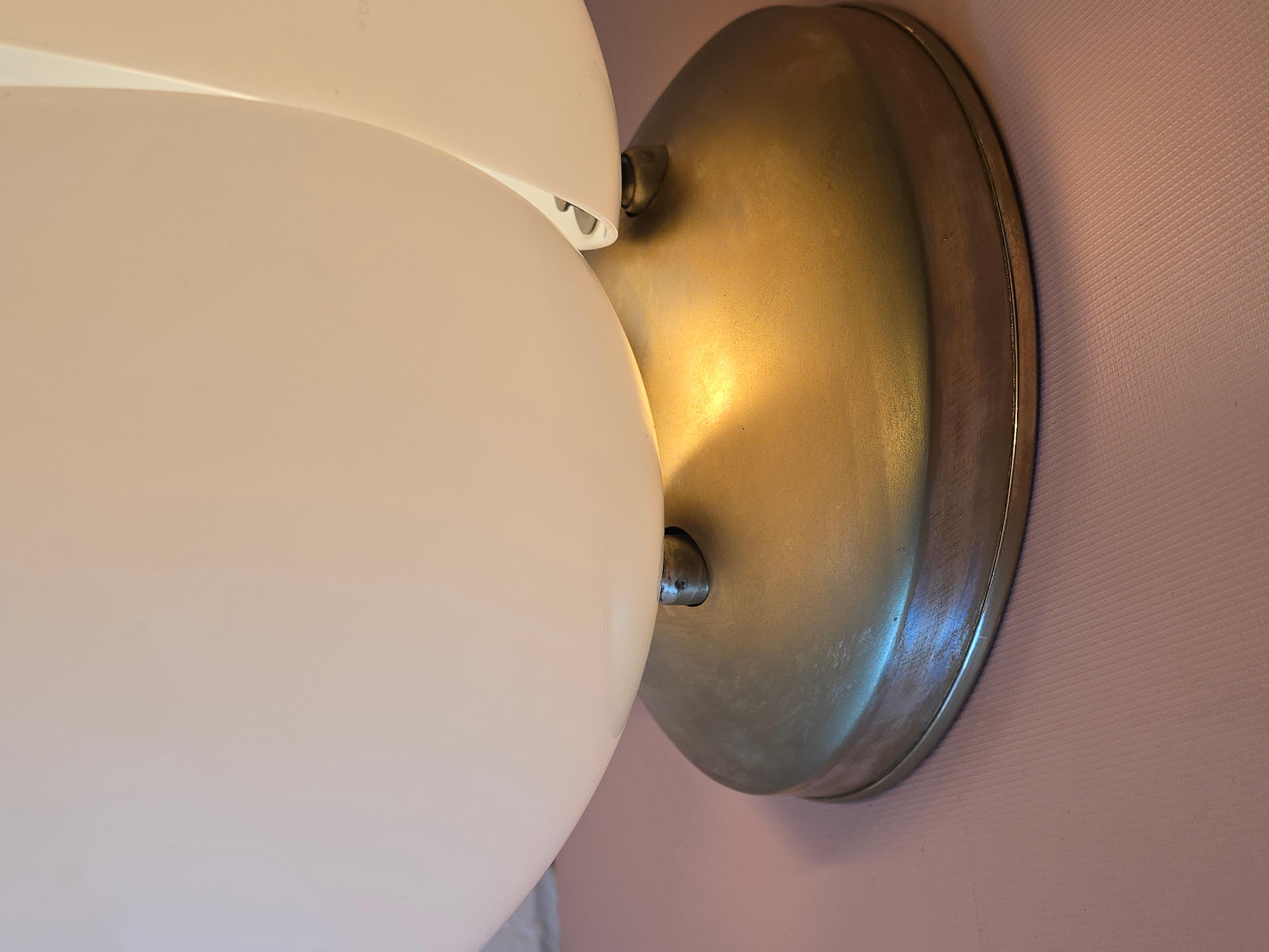 Acrylic Tulip Petal Lamp in the Manner of Rougier In Good Condition In Toronto, ON