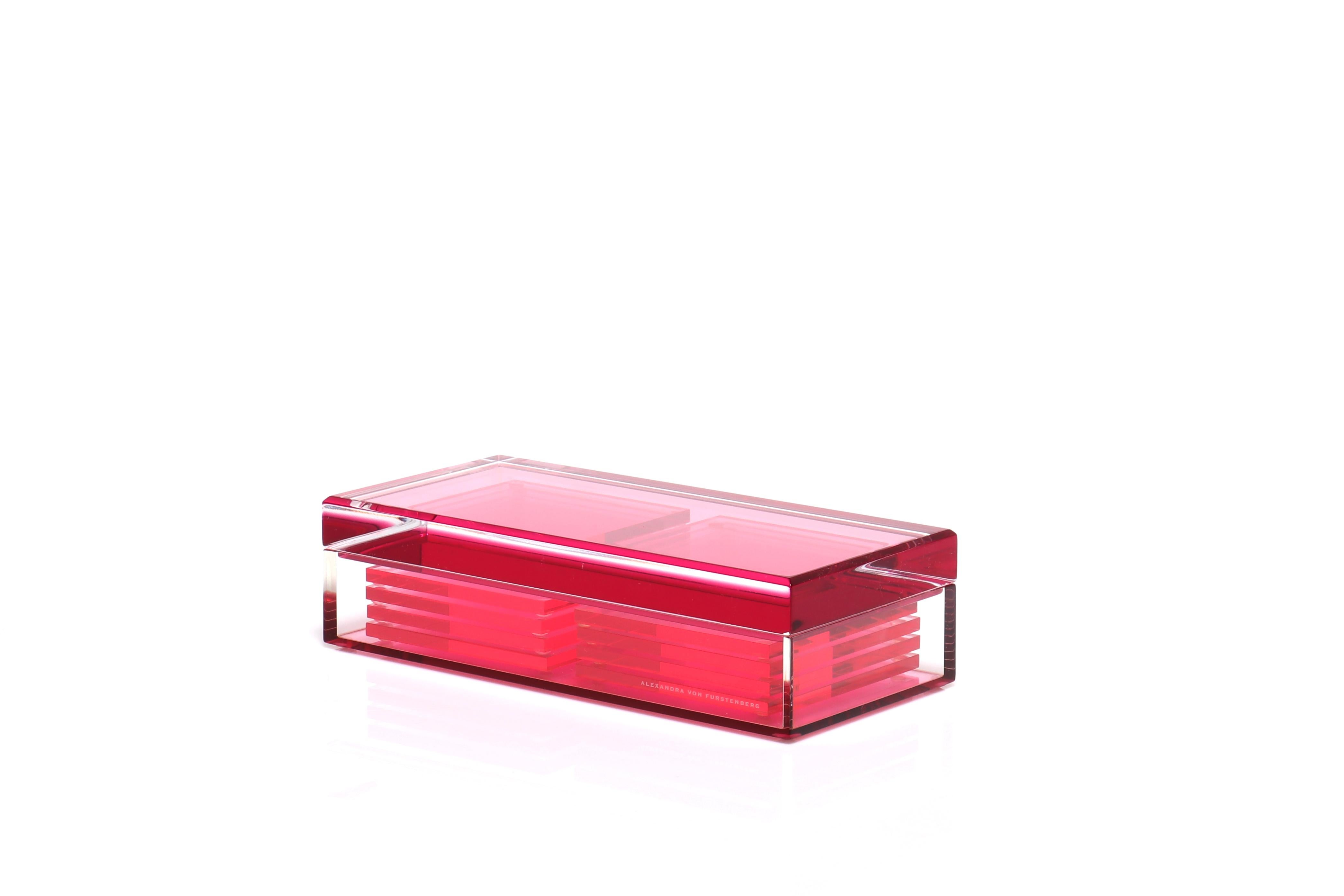 Die Alexandra Von Furstenberg Shorty Box in Tulip ist sowohl dekorativ als auch funktional. Mit ihrem schlanken, flachen Design sind diese Boxen vielseitig einsetzbar. Stellen Sie die AVF Shorty Box auf Ihren Couchtisch, um Fernbedienungen