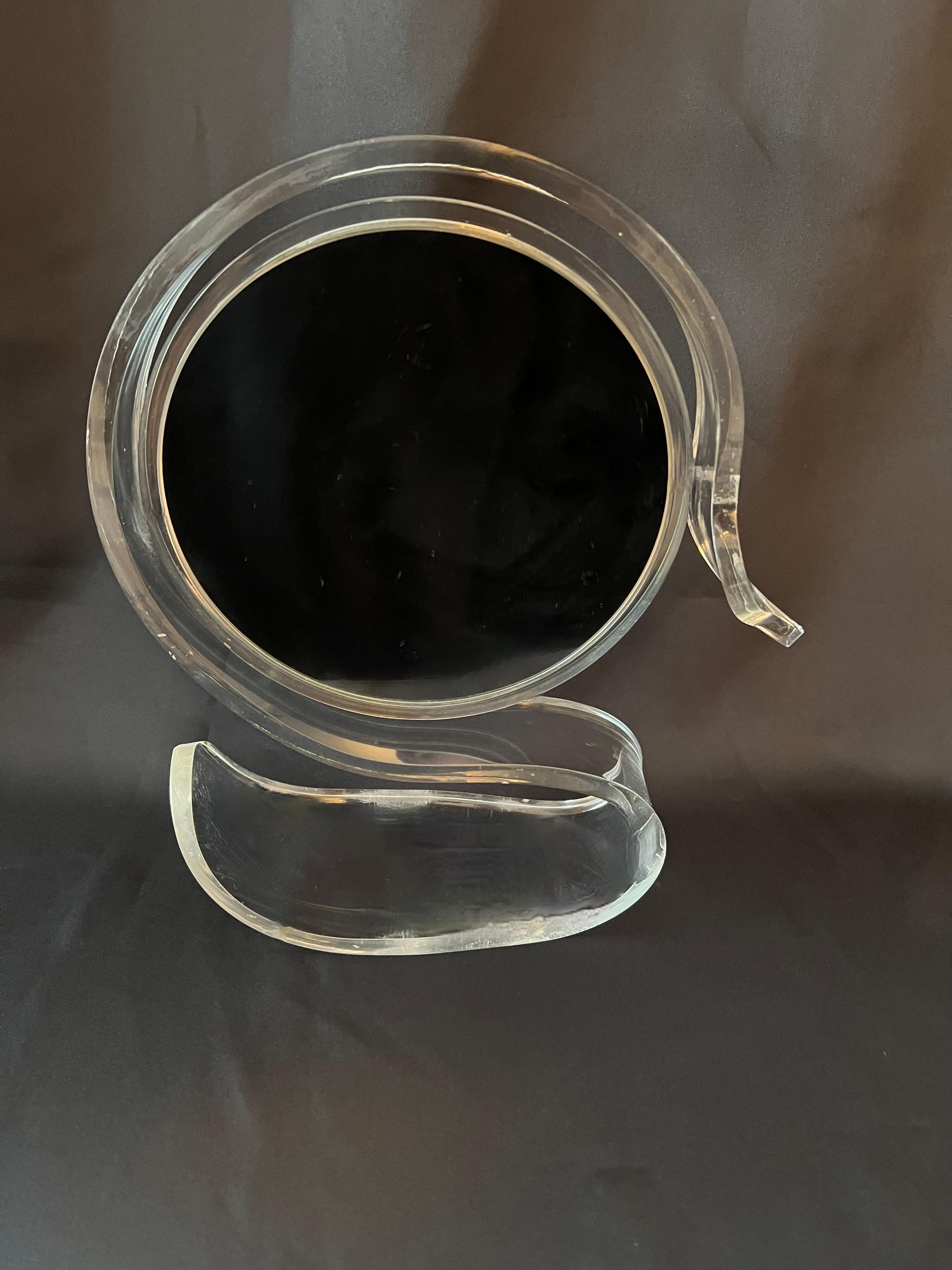 Miroir double face en acrylique avec grossissement - Miroir de courtoisie en forme de Swan Bon état - En vente à Los Angeles, CA
